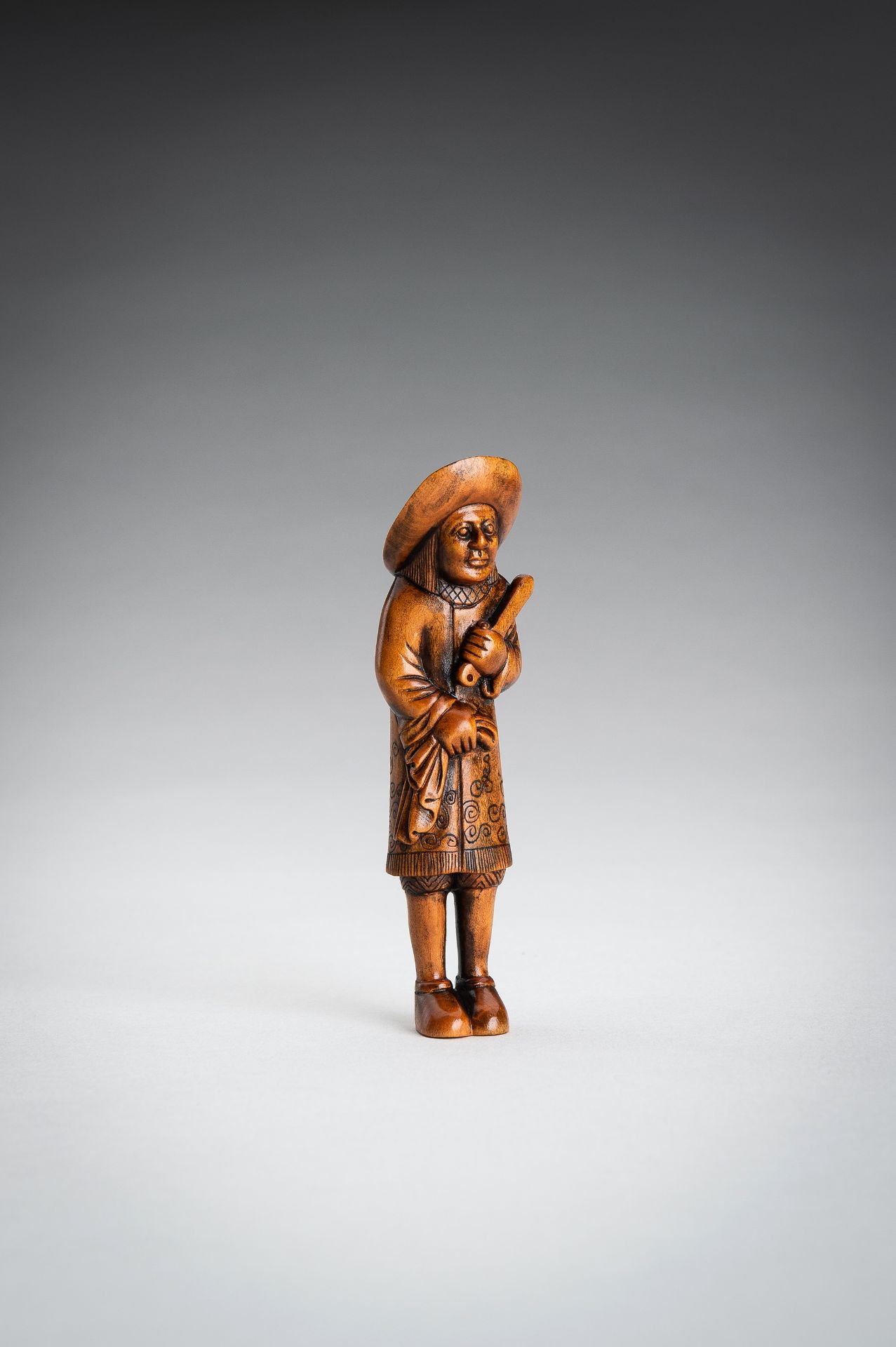 A BOXWOOD NETSUKE OF A DUTCHMAN AS A BARBER - Bild 3 aus 9