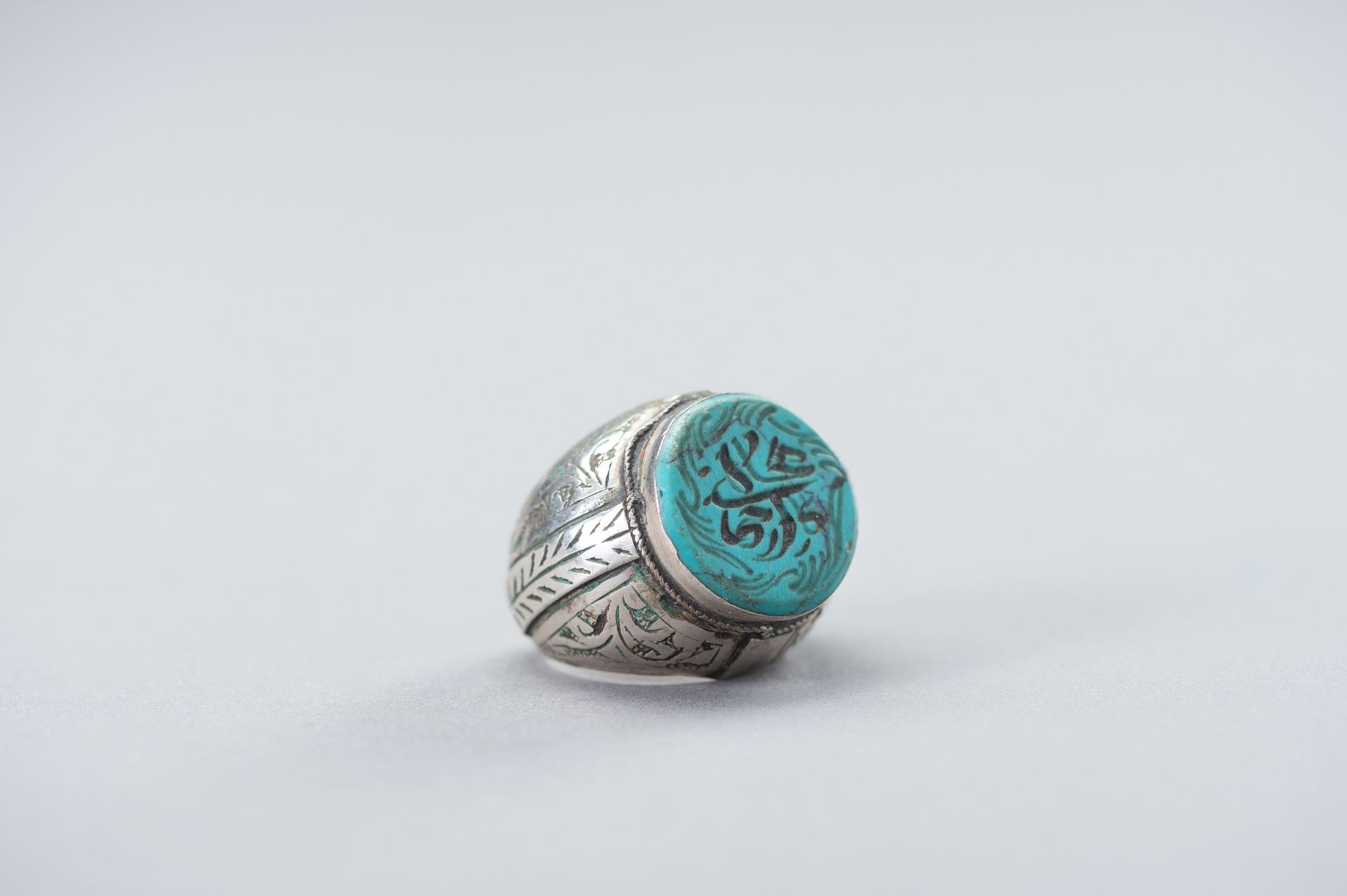 A PERSIAN SILVER RING WITH TURQUOISE MATRIX INTAGLIO, 19TH CENTURY - Image 2 of 9