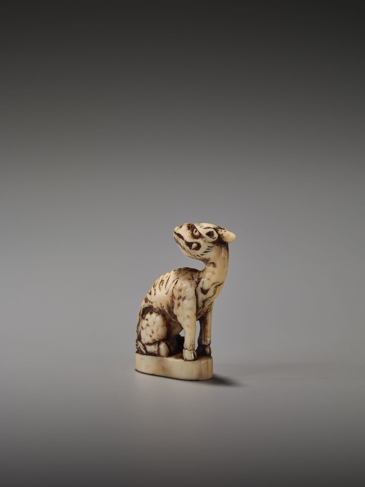 A RARE MARINE IVORY INGYO NETSUKE OF A KIRIN - Bild 3 aus 8