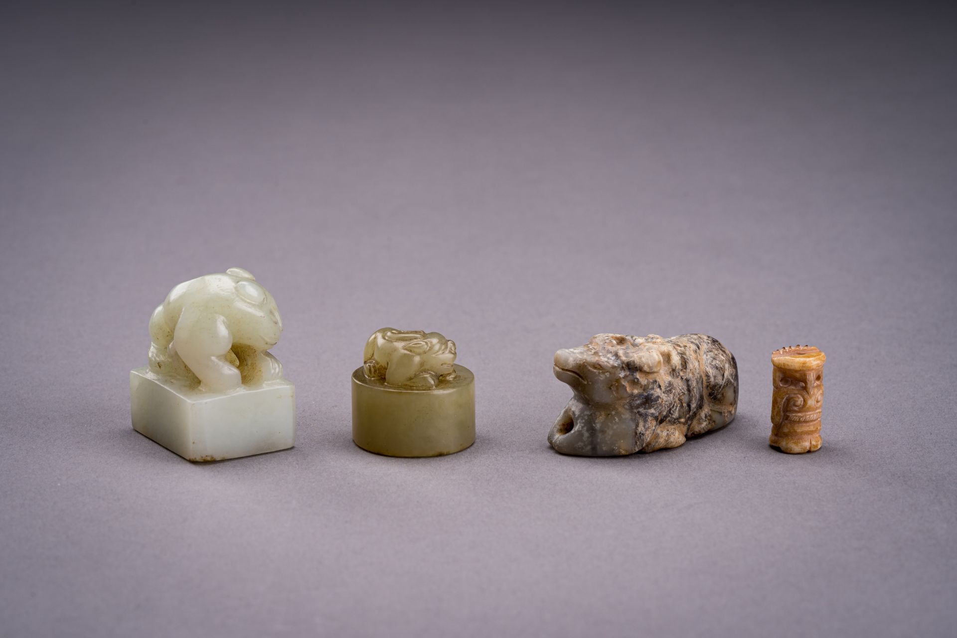 A LOT WITH FOUR SMALL JADE & HARDSTONE OBJECTS - Image 10 of 15