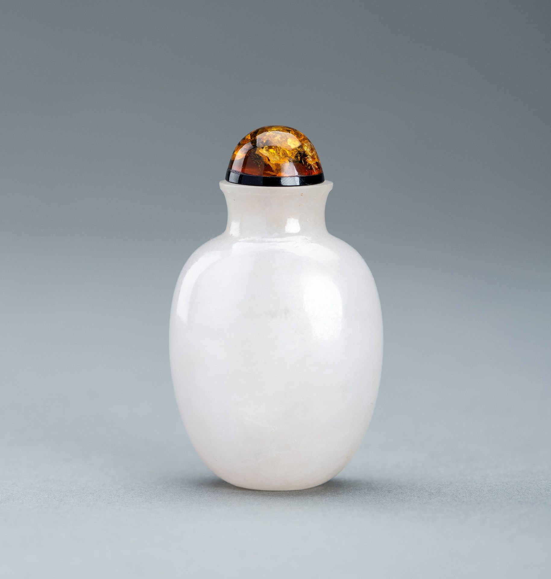 AN ICY-WHITE AGATE SNUFF BOTTLE, c. 1920s