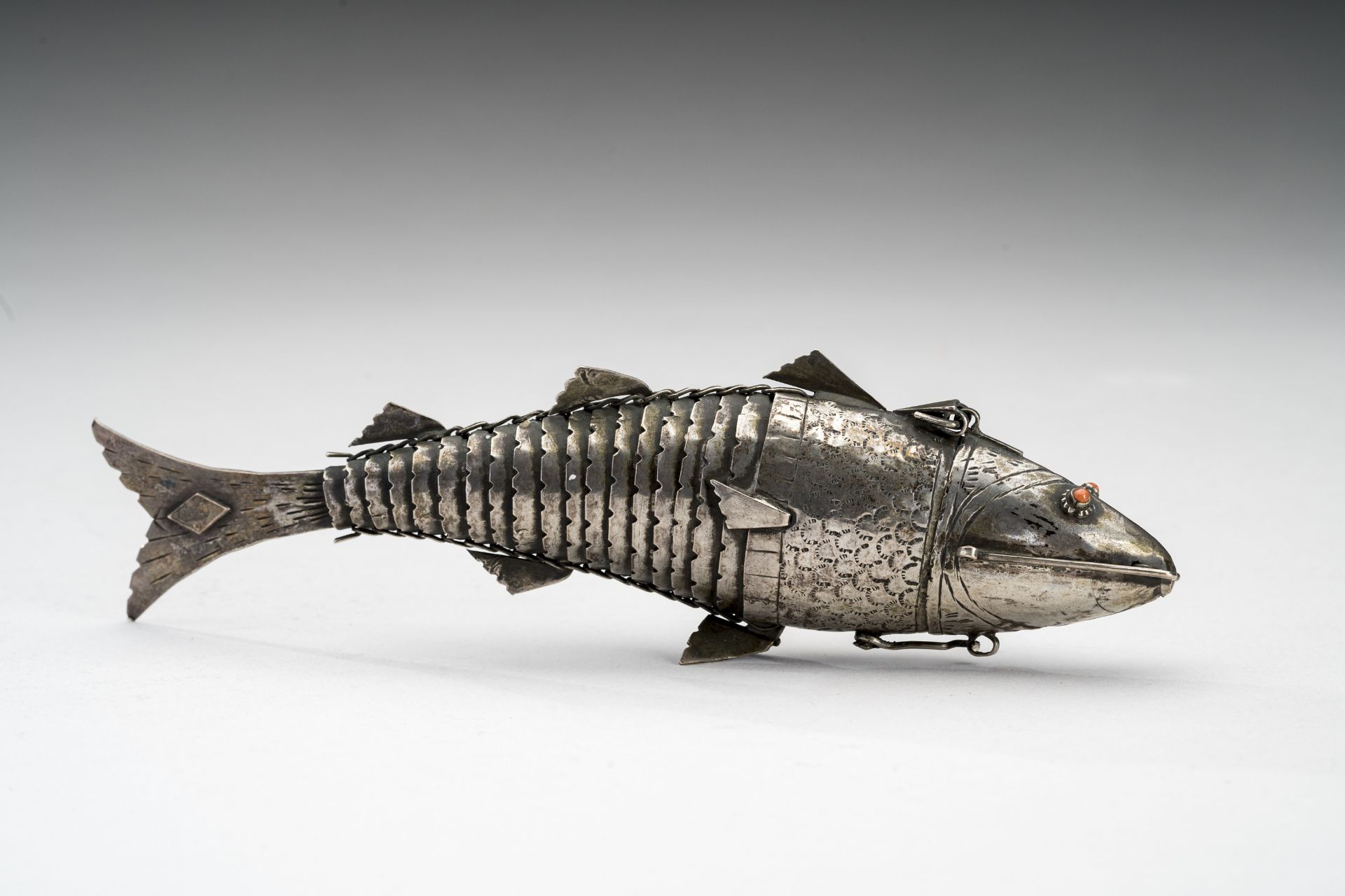 AN ARTICULATED SILVER FISH, c. 1900s - Bild 2 aus 9