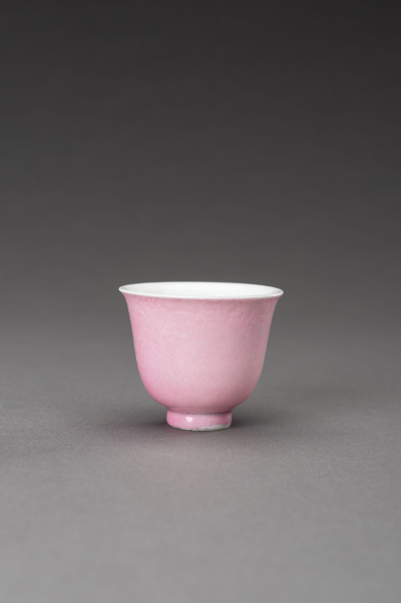 A KANGXI STYLE PINK GLAZED PORCELAIN CUP, 1900s - Bild 4 aus 11