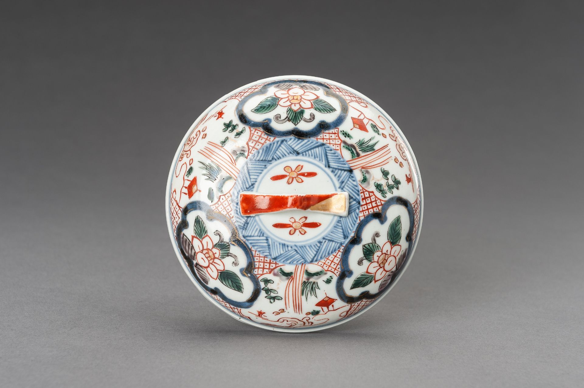 AN IMARI PORCELAIN THREE-CASE BOX WITH COVER, MEIJI - Bild 12 aus 17