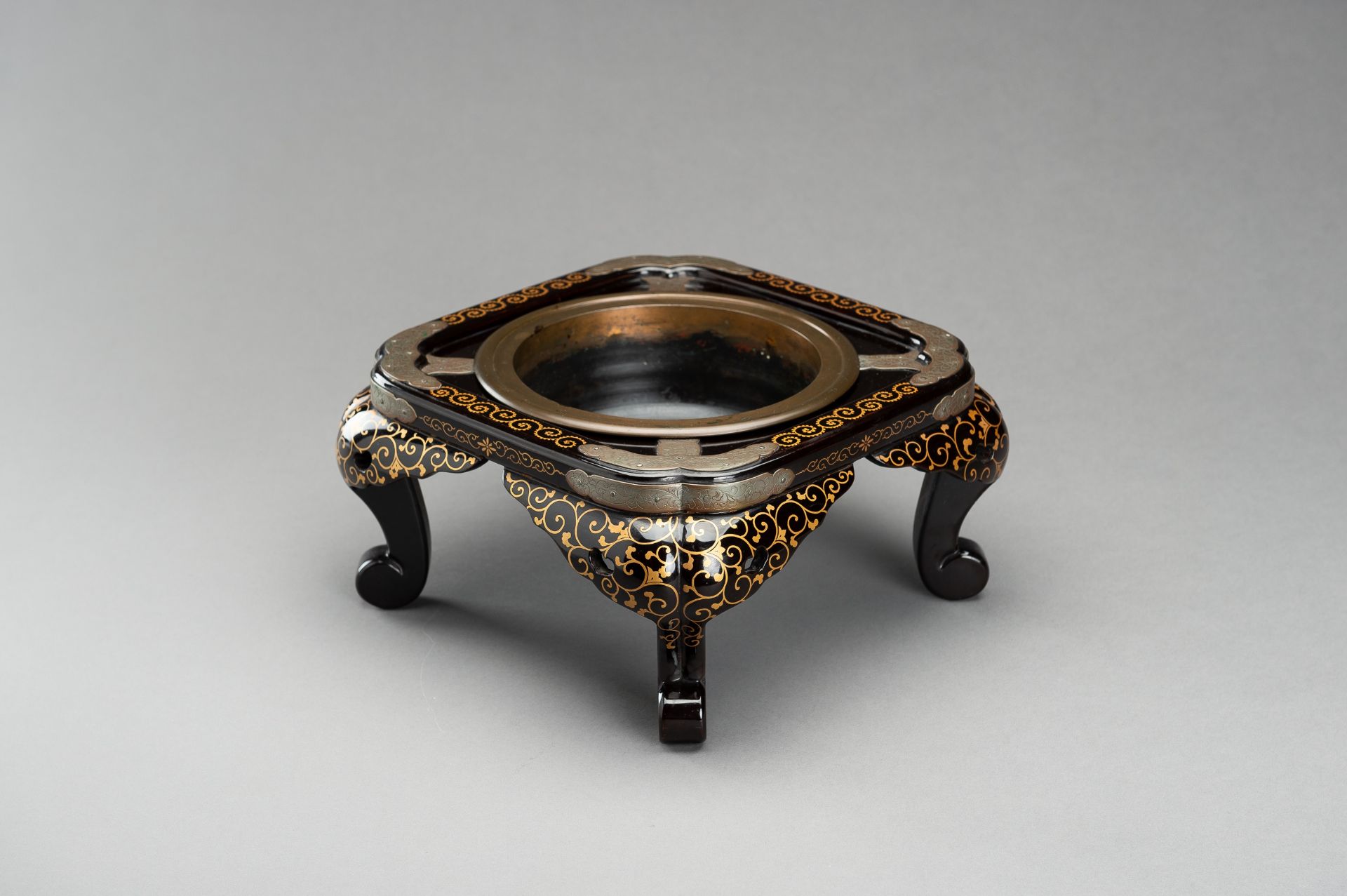 A LACQUER STAND FOR A HIBACHI (BRAZIER), EDO - Bild 8 aus 14