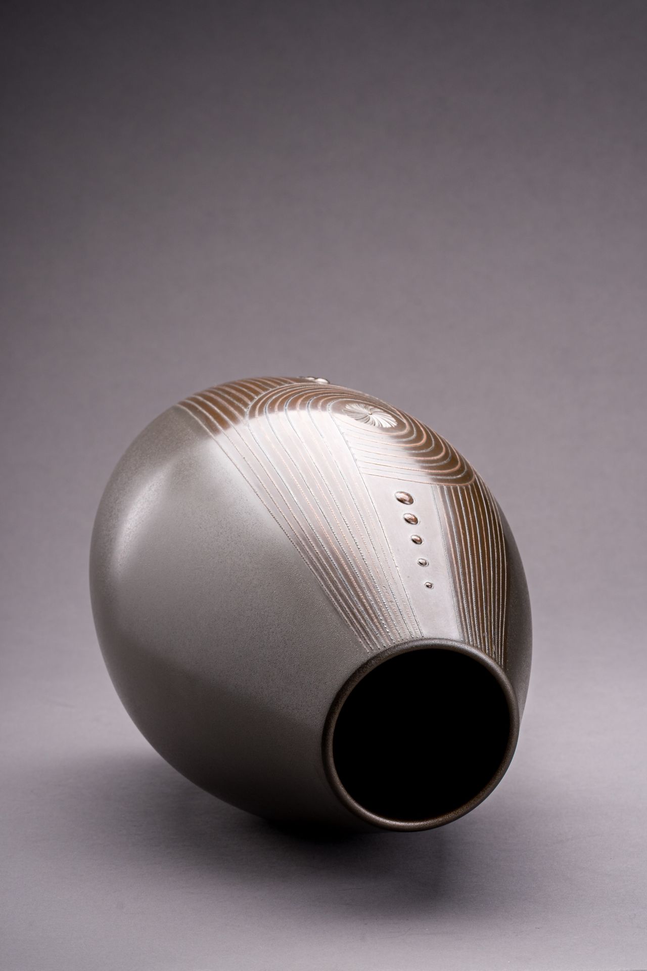 A SILVER AND BRONZE PATINATED VASE, BY ARISU BIZAN (BORN 1937) - Image 7 of 10