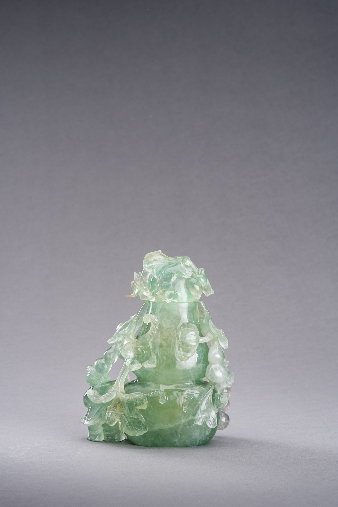 A GREEN FLUORITE 'DOUBLE GOURD AND BOY' VASE - Bild 2 aus 10