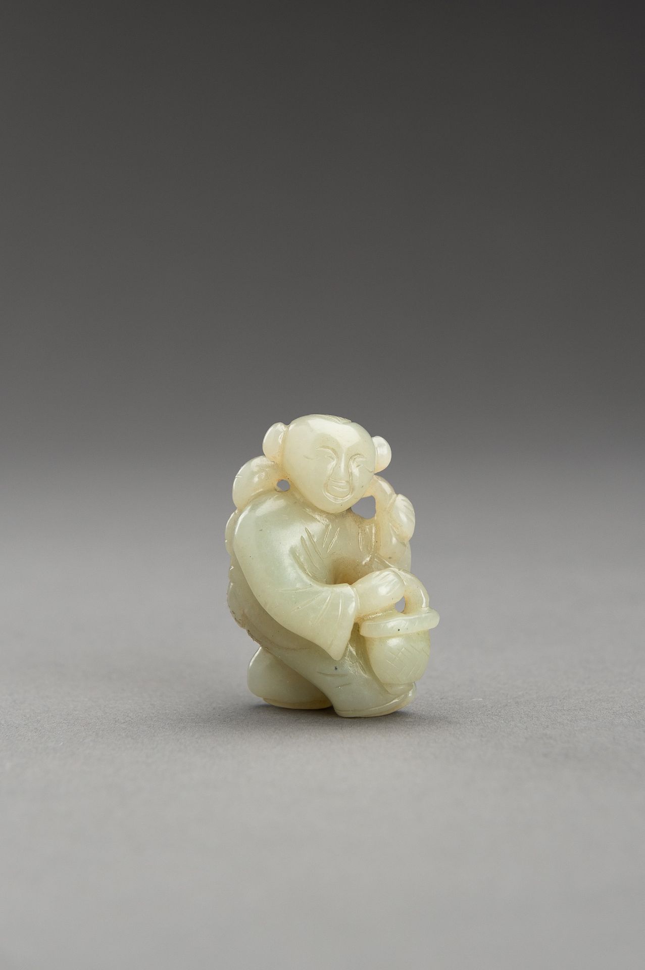 A SMALL PALE CELADON JADE FIGURE OF A BOY - Bild 2 aus 9