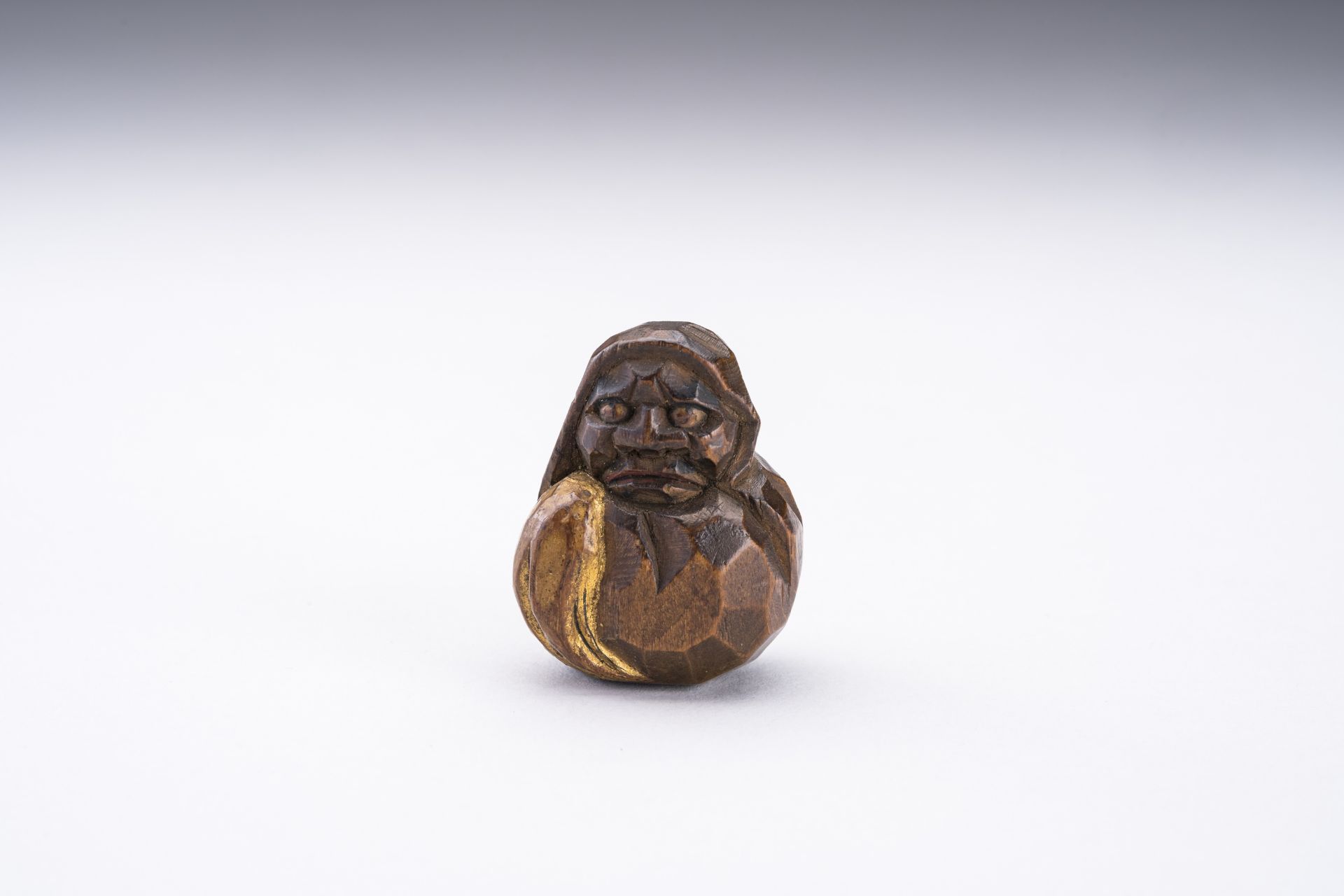 A HIDA SCHOOL WOOD NETSUKE AND A CERAMIC NETSUKE OF DARUMA - Image 5 of 10