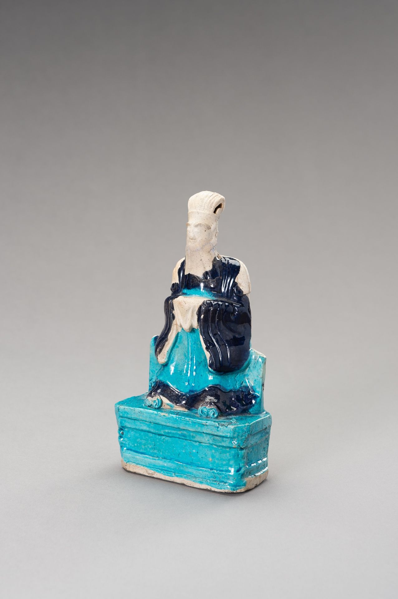 A FAHUA-DECORATED BISCUIT 'DIGNITARY' JOSS STICK HOLDER, QING DYNASTY - Image 2 of 12