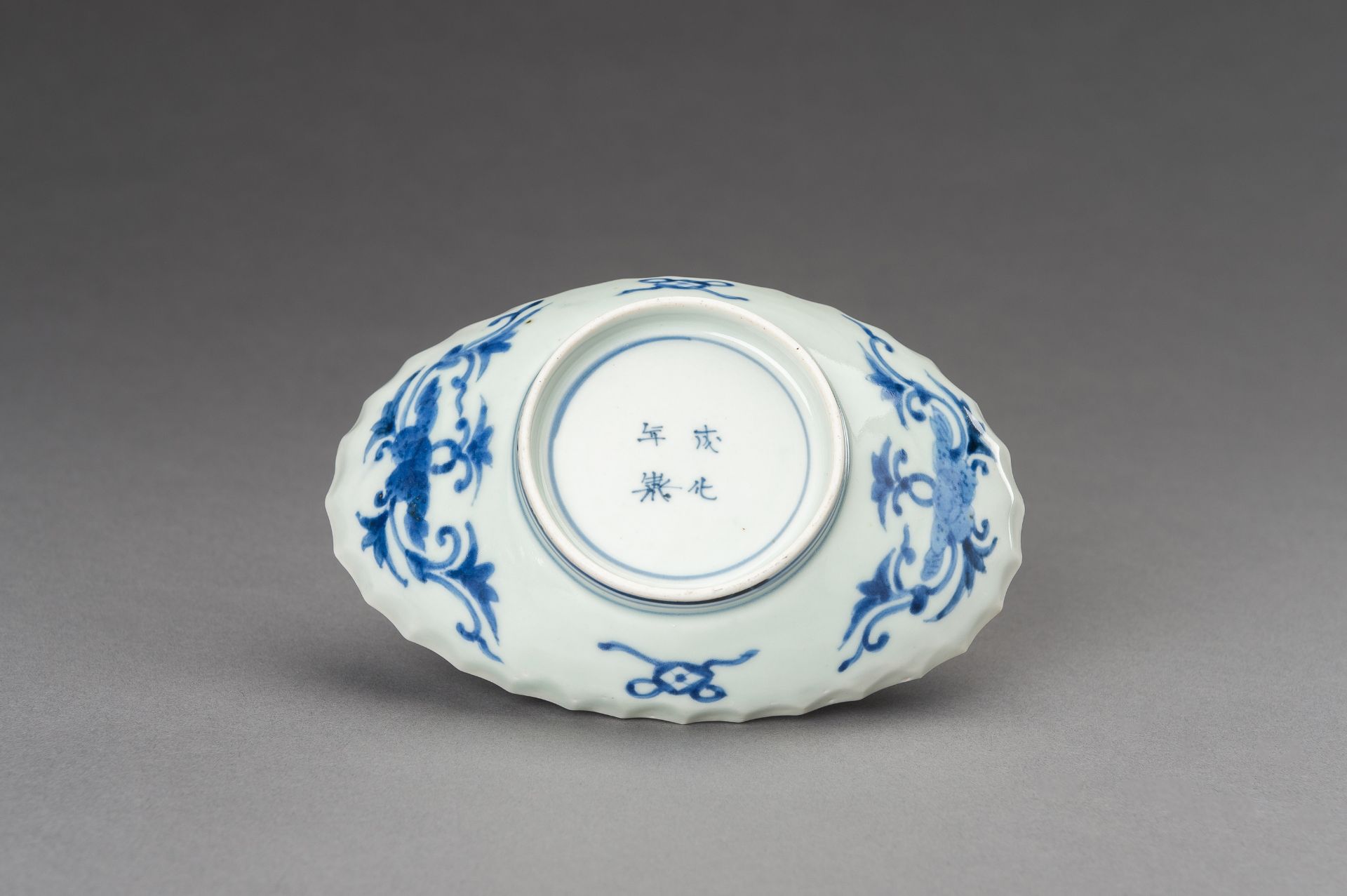 A BLUE AND WHITE 'DRAGON' ARITA PORCELAIN TRAY, MEIJI - Image 7 of 9
