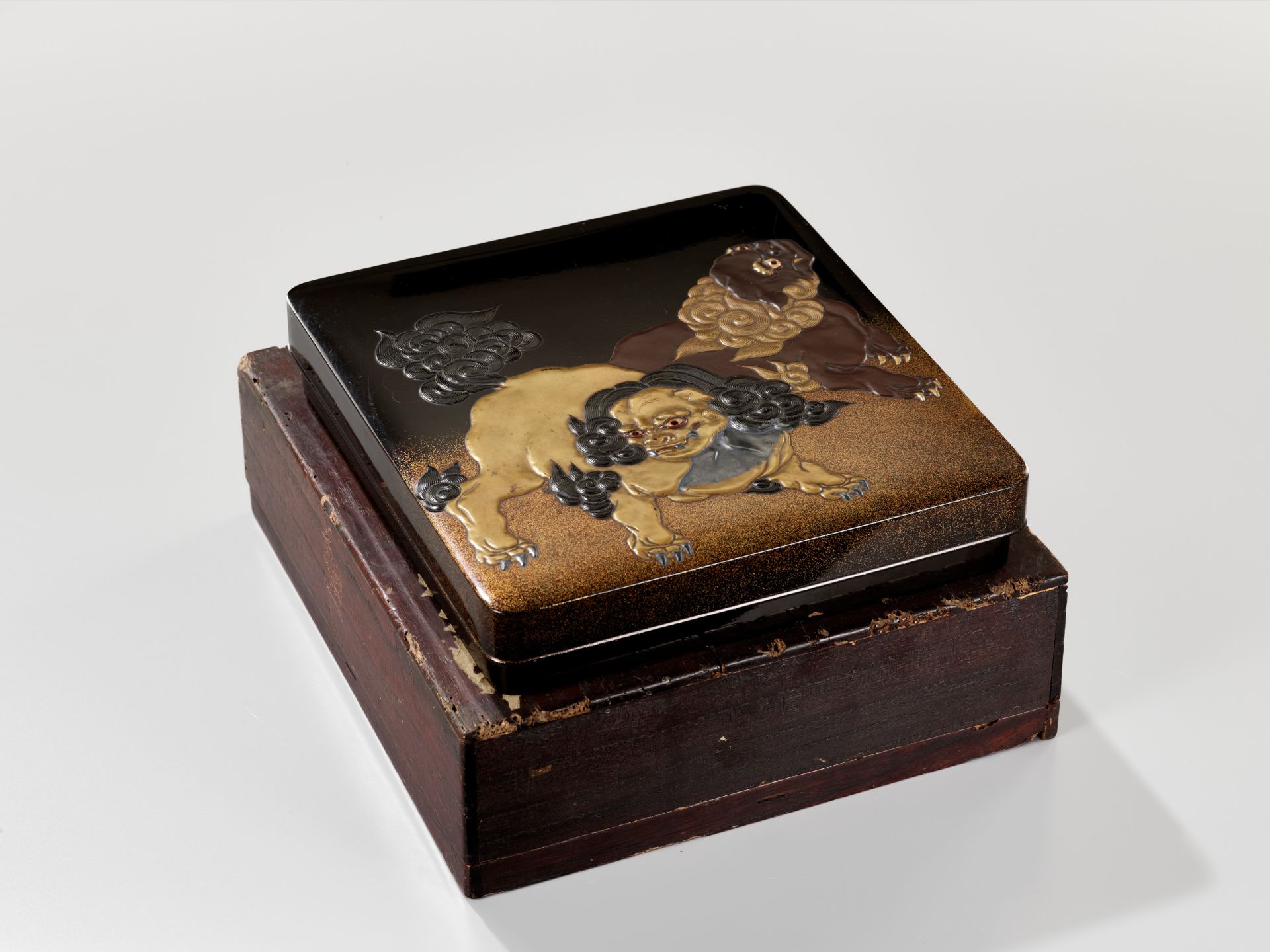 A LACQUER SUZURIBAKO DEPICTING SHISHI AND HOTEI - Image 9 of 11