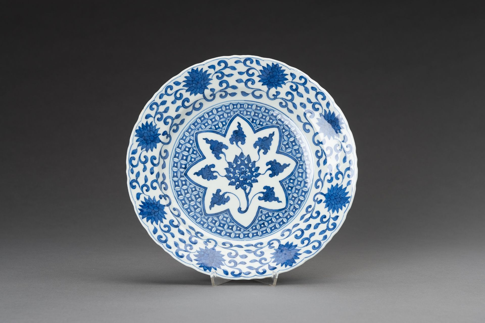 A PAIR OF BLUE AND WHITE FLORAL PORCELAIN DISHES, 1930s - Image 6 of 12