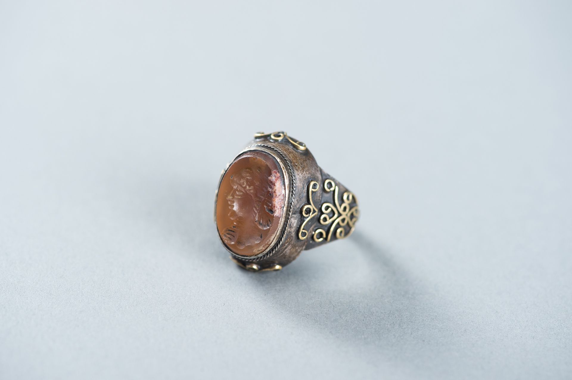 AN AGATE INTAGLIO INSET PERSIAN SILVER RING - Image 3 of 9