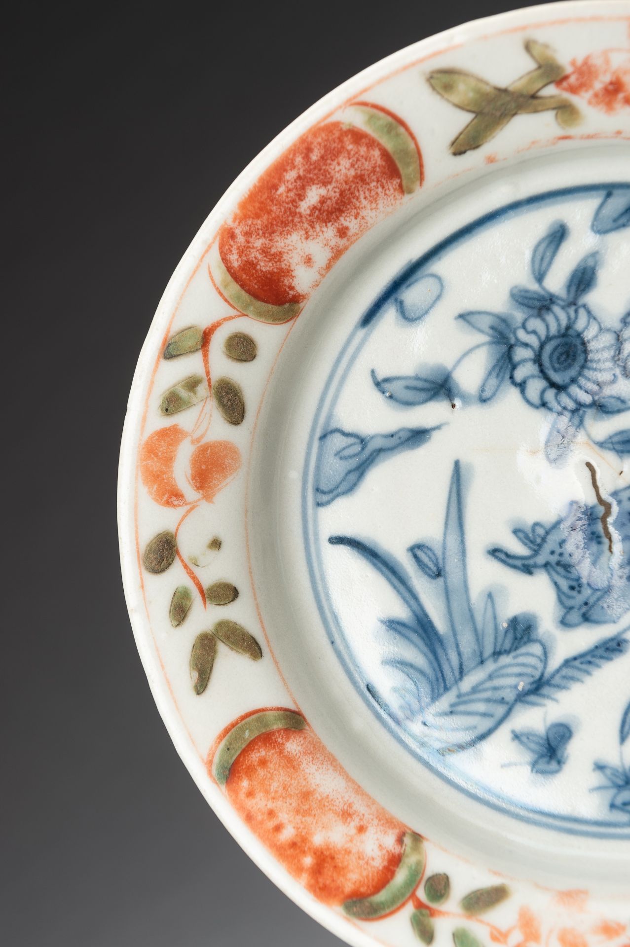 A BLUE AND WHITE 'DEER AND CHRYSANTHEMUM' PORCELAIN DISH, MING - Image 4 of 10