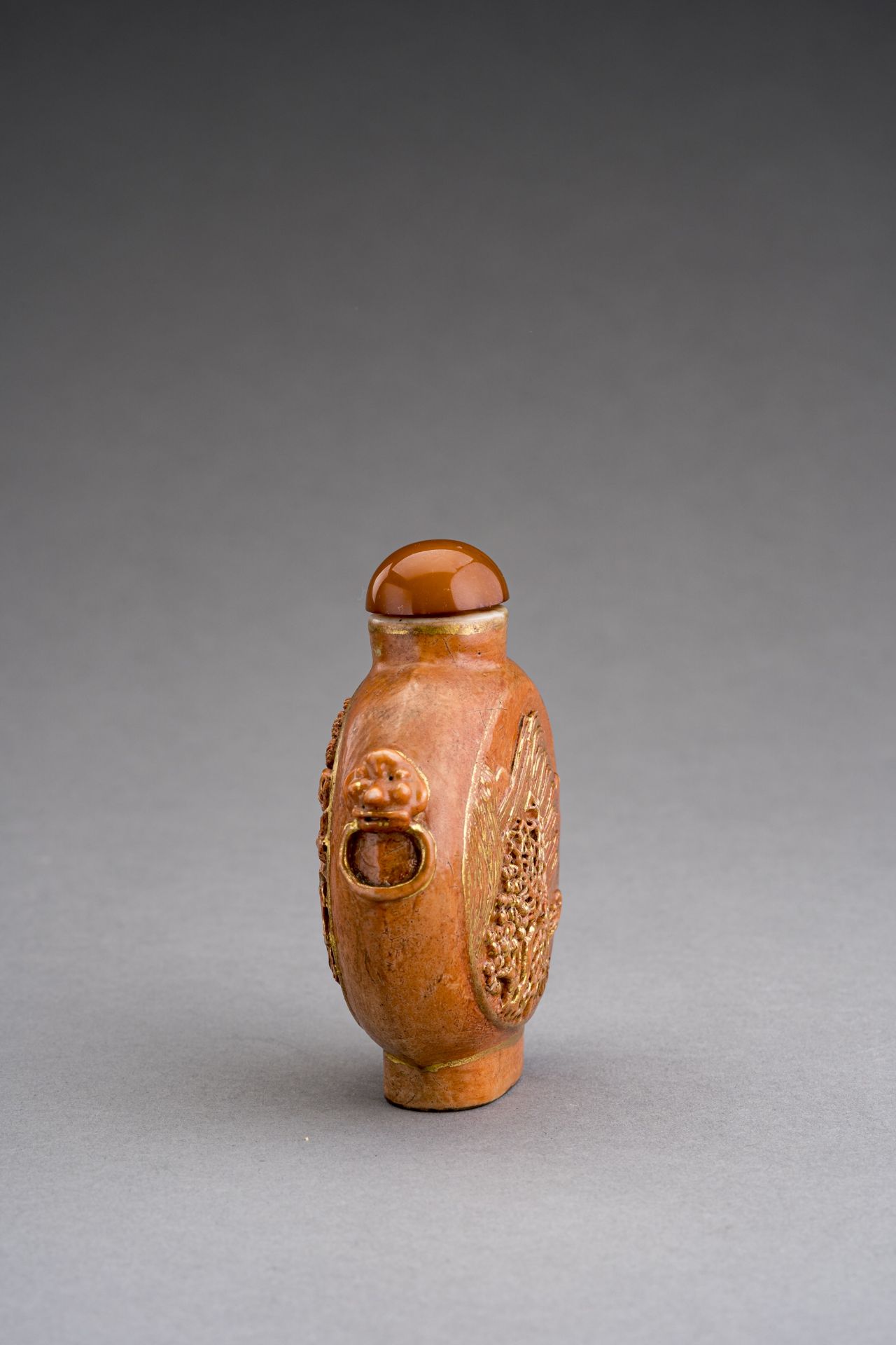 WANG JIEMAI: A LARGE PORCELAIN SNUFF BOTTLE WITH HIGH RELIEF DECORATION - Bild 2 aus 7