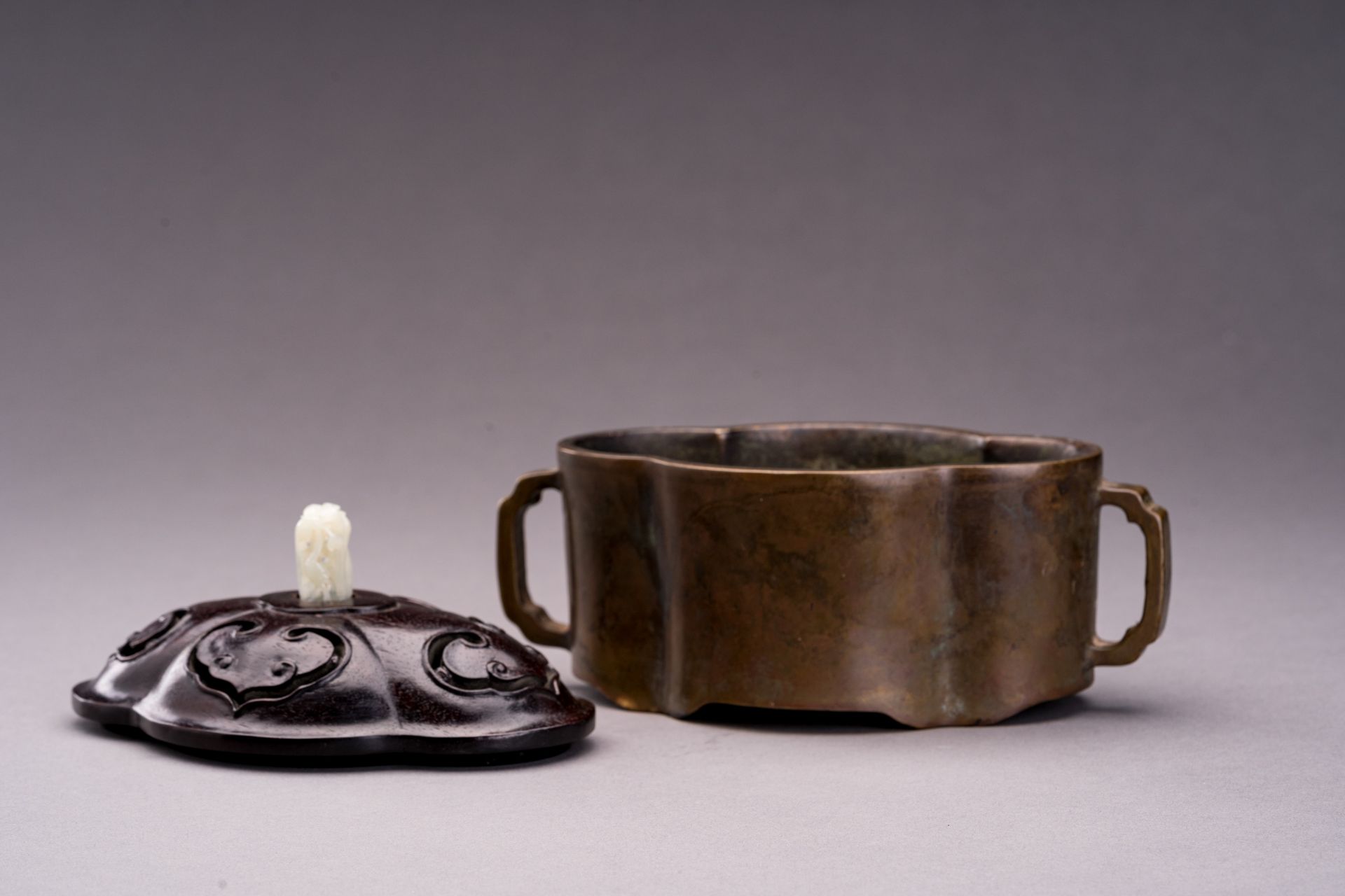 A BRONZE CENSER WITH WOOD COVER AND JADE FINIAL, 1920s - Bild 7 aus 9
