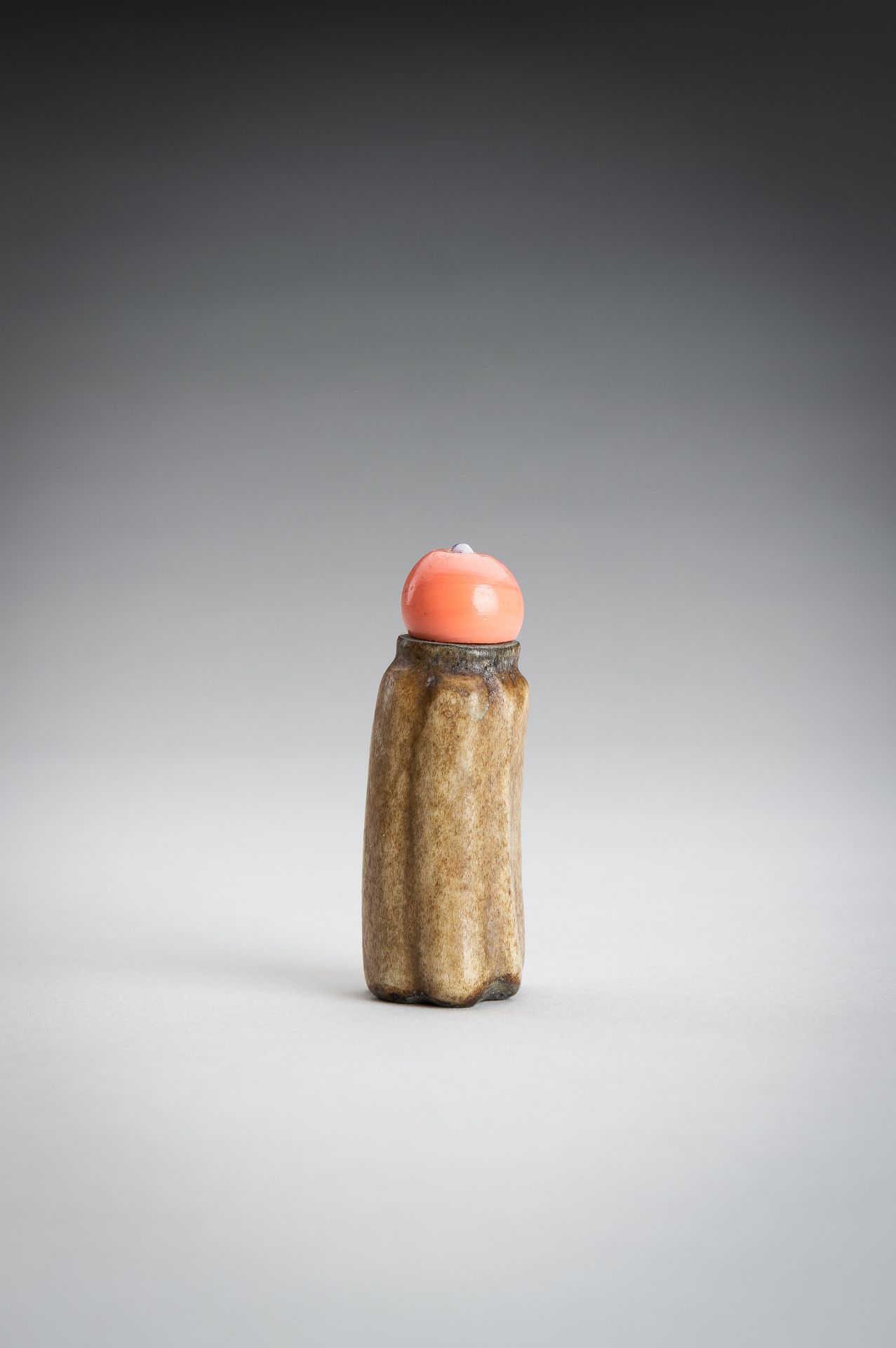 A STONEWARE SNUFFBOTTLE IN IMITATION OF BONE - Image 6 of 12