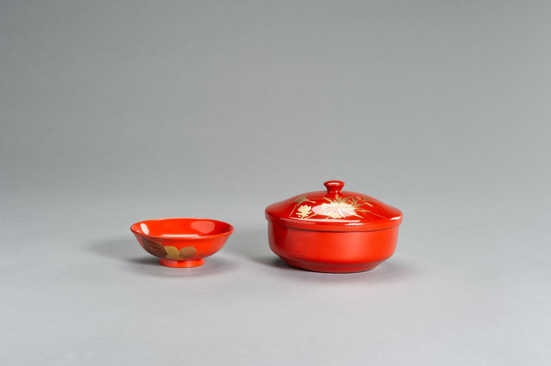 A RED LACQUER NIMONO WAN (BOWL WITH COVER) AND A SMALL KOBACHI (DISH) - Image 4 of 11