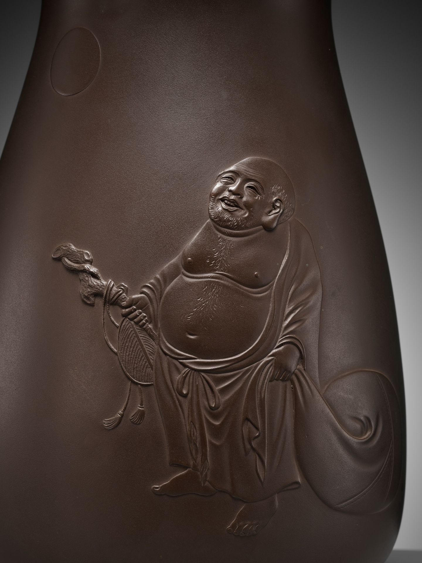 TANETOSHI: A FINE BRONZE VASE DEPICTING HOTEI GAZING AT THE FULL MOON - Image 11 of 11