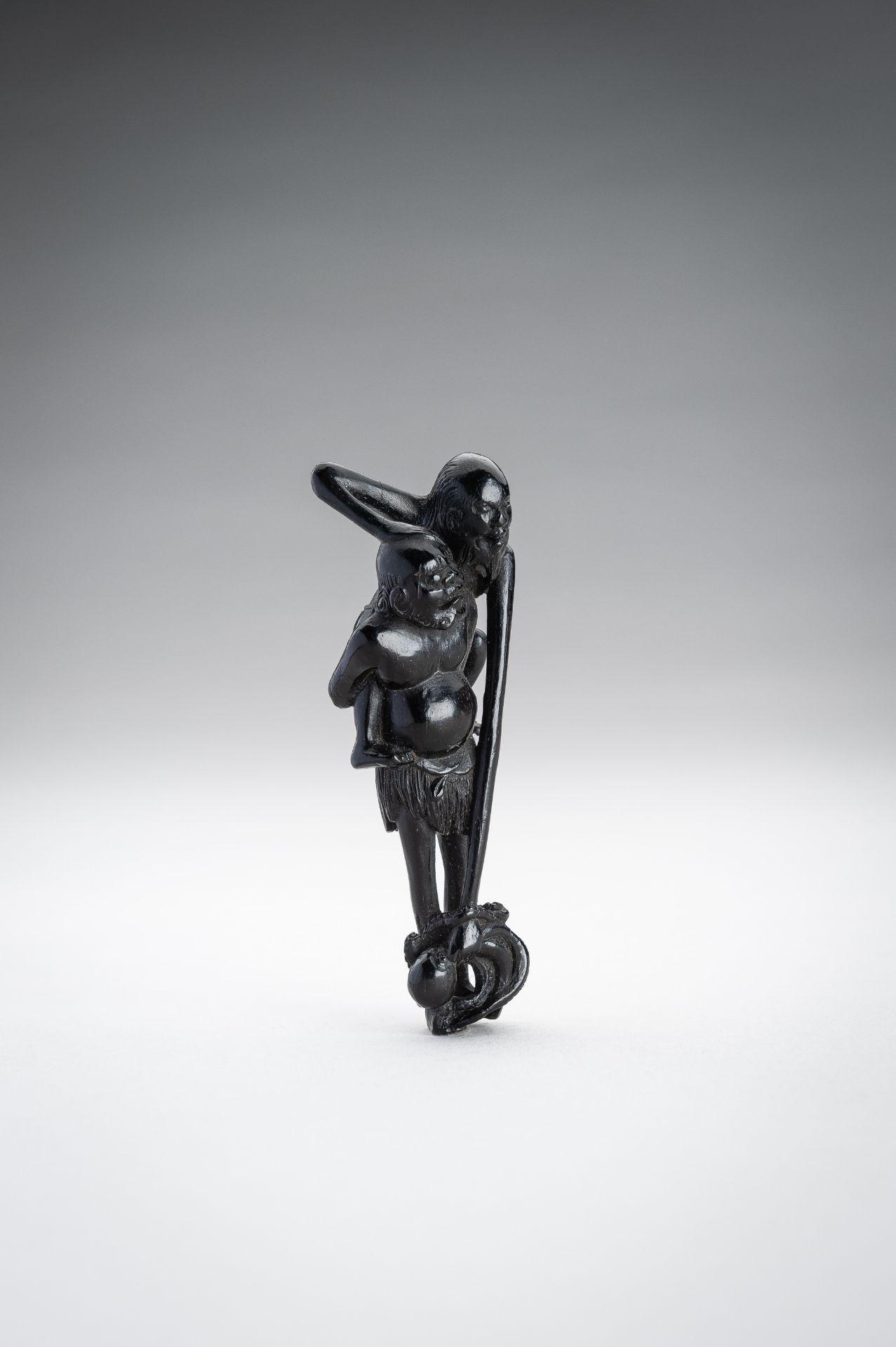 A TALL EBONY WOOD NETSUKE OF ASHINAGA AND TENAGA - Bild 3 aus 9