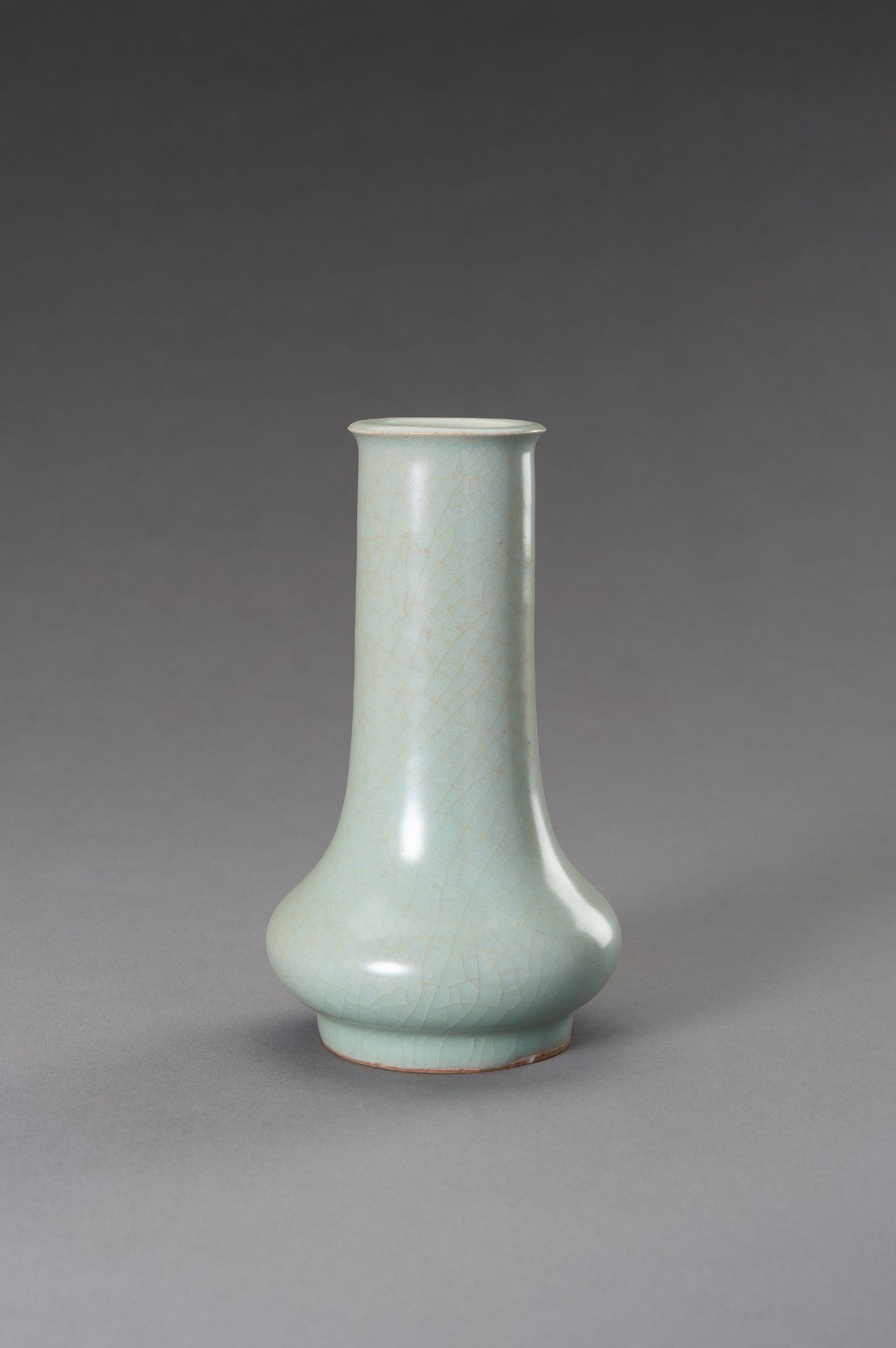 A LONGQUAN GUAN-TYPE PORCELAIN VASE, QING - Bild 4 aus 6