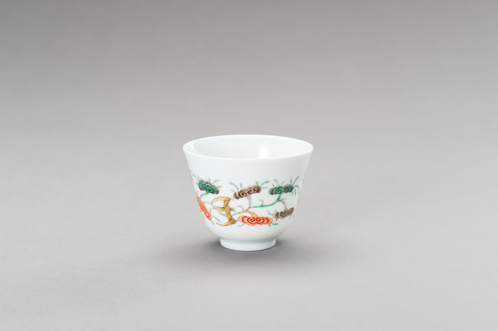 A 'LINGZHI AND BATS' PORCELAIN CUP, QING DYNASTY - Bild 10 aus 12