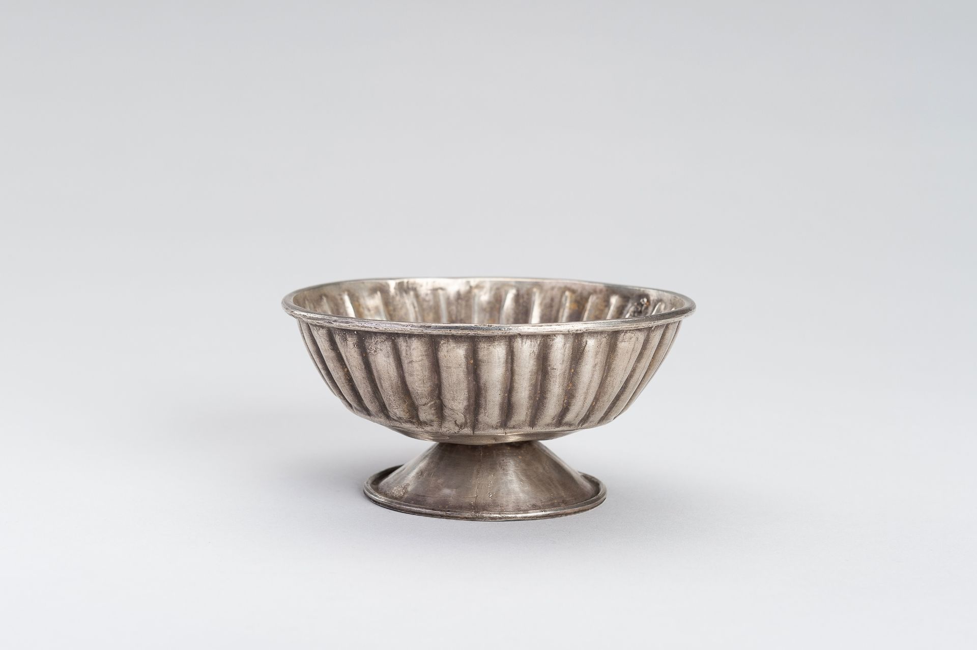 A GHANDARAN SILVER REPOUSSE BOWL WITH FEMALE FIGURE - Image 7 of 11