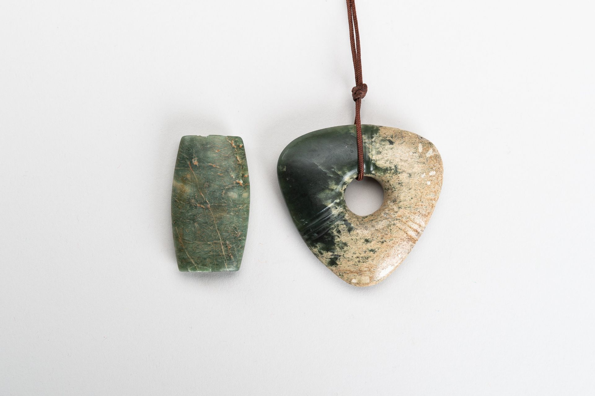 AN ARCHAISTIC LOT WITH A JADE AND A SERPENTINE PENDANT - Bild 2 aus 9