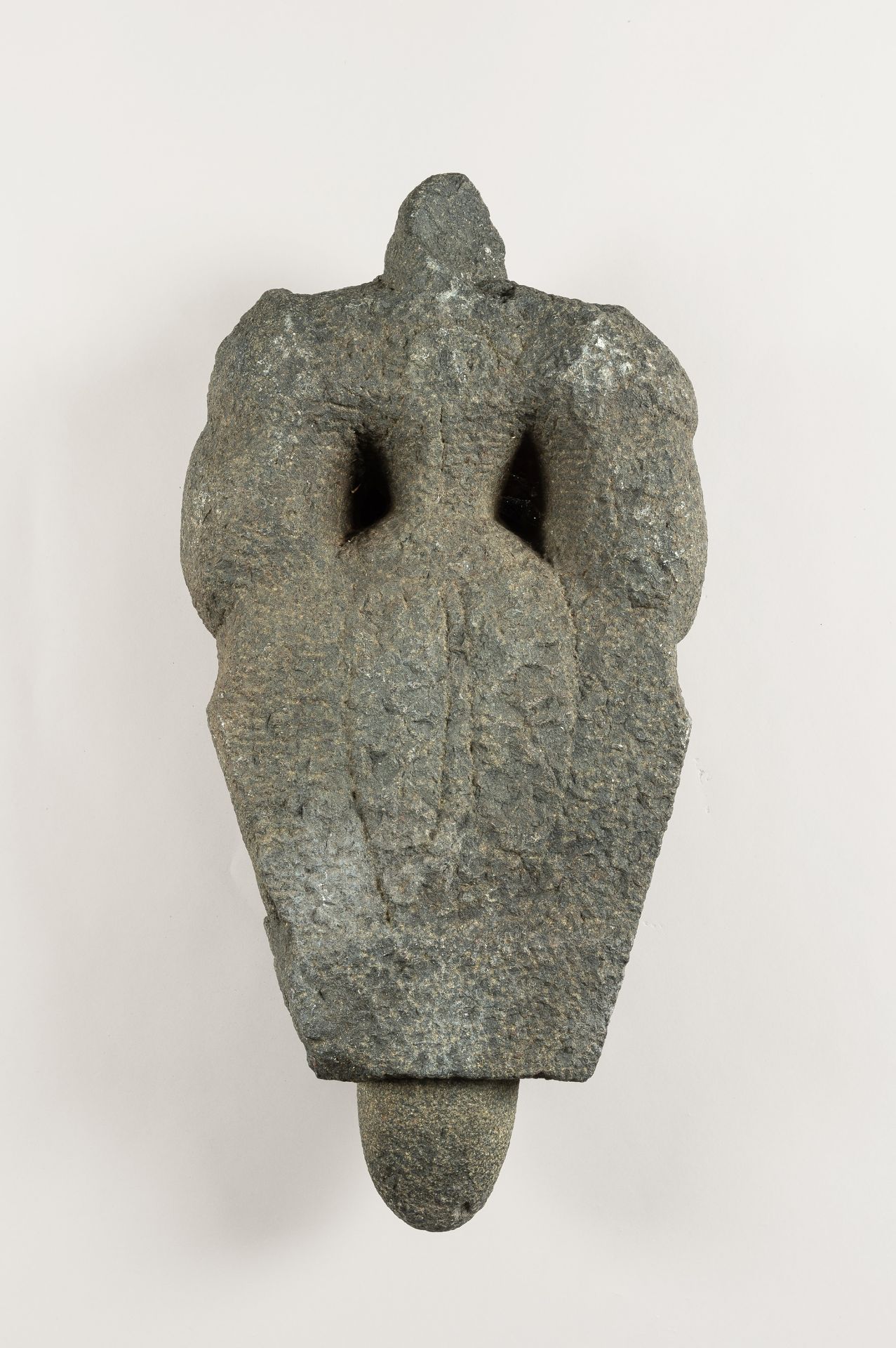 A LARGE INDIAN STONE STATUE OF A DEITY - Bild 11 aus 11