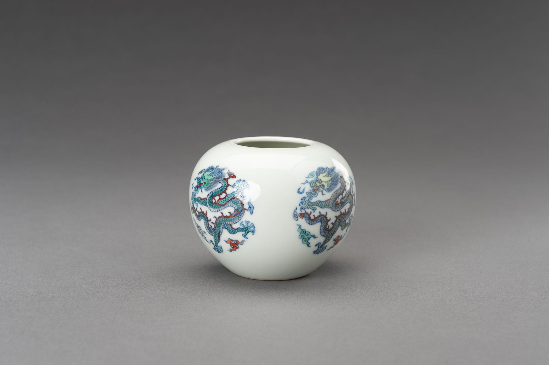 A DOUCAI 'DRAGON' PORCELAIN BRUSHWASHER, 1930s - Image 6 of 12