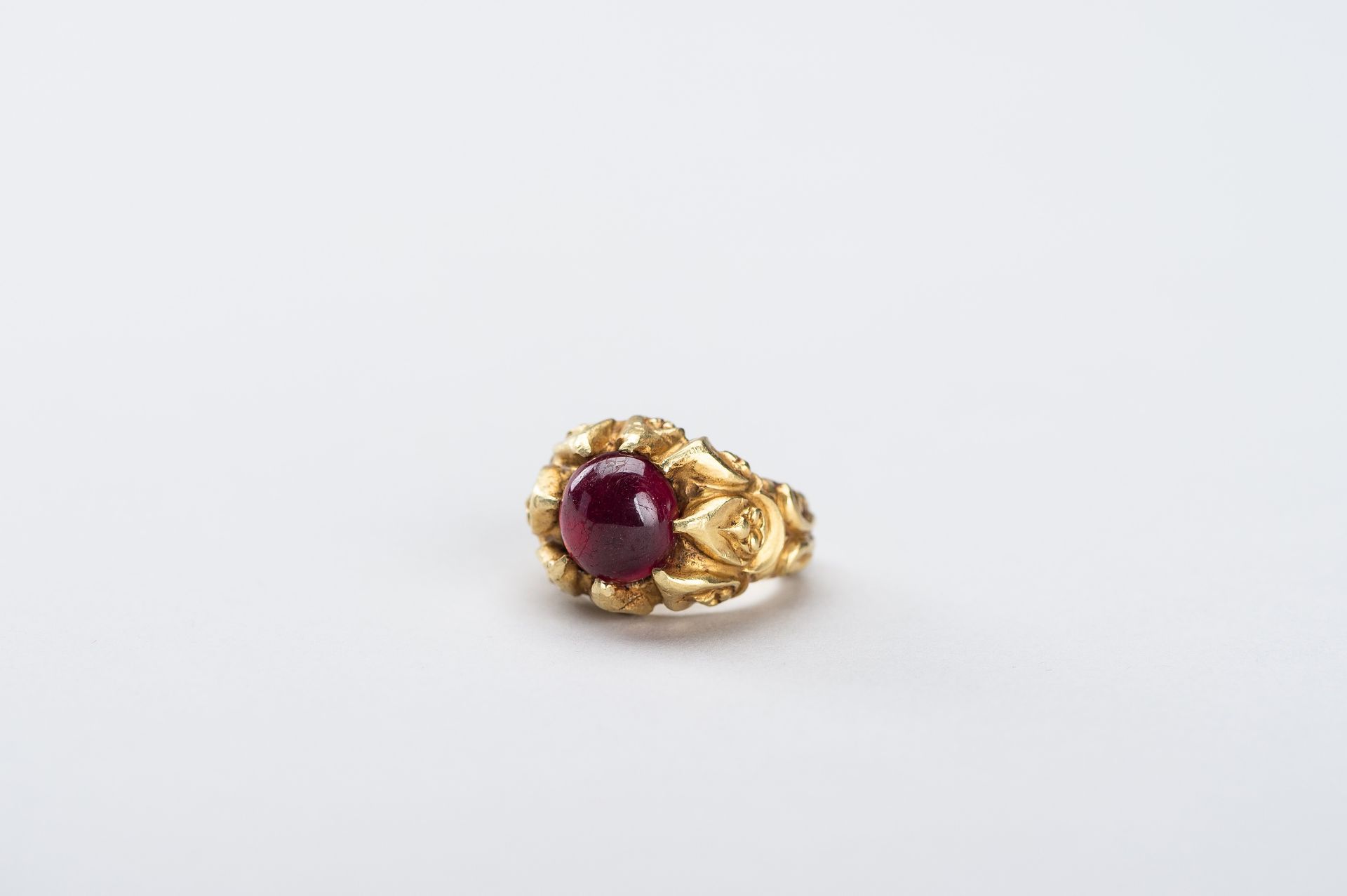 A BURMESE GOLD RING WITH 3 CARAT RUBY - Image 3 of 10