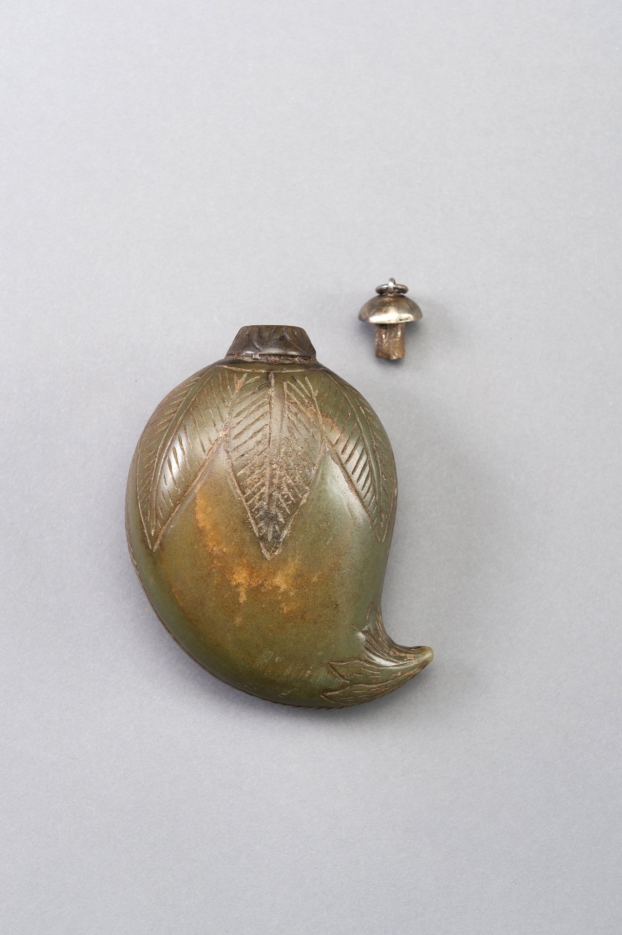 A MUGHAL-STYLE SPINACH GREEN JADE PERFUME BOTTLE - Bild 3 aus 13