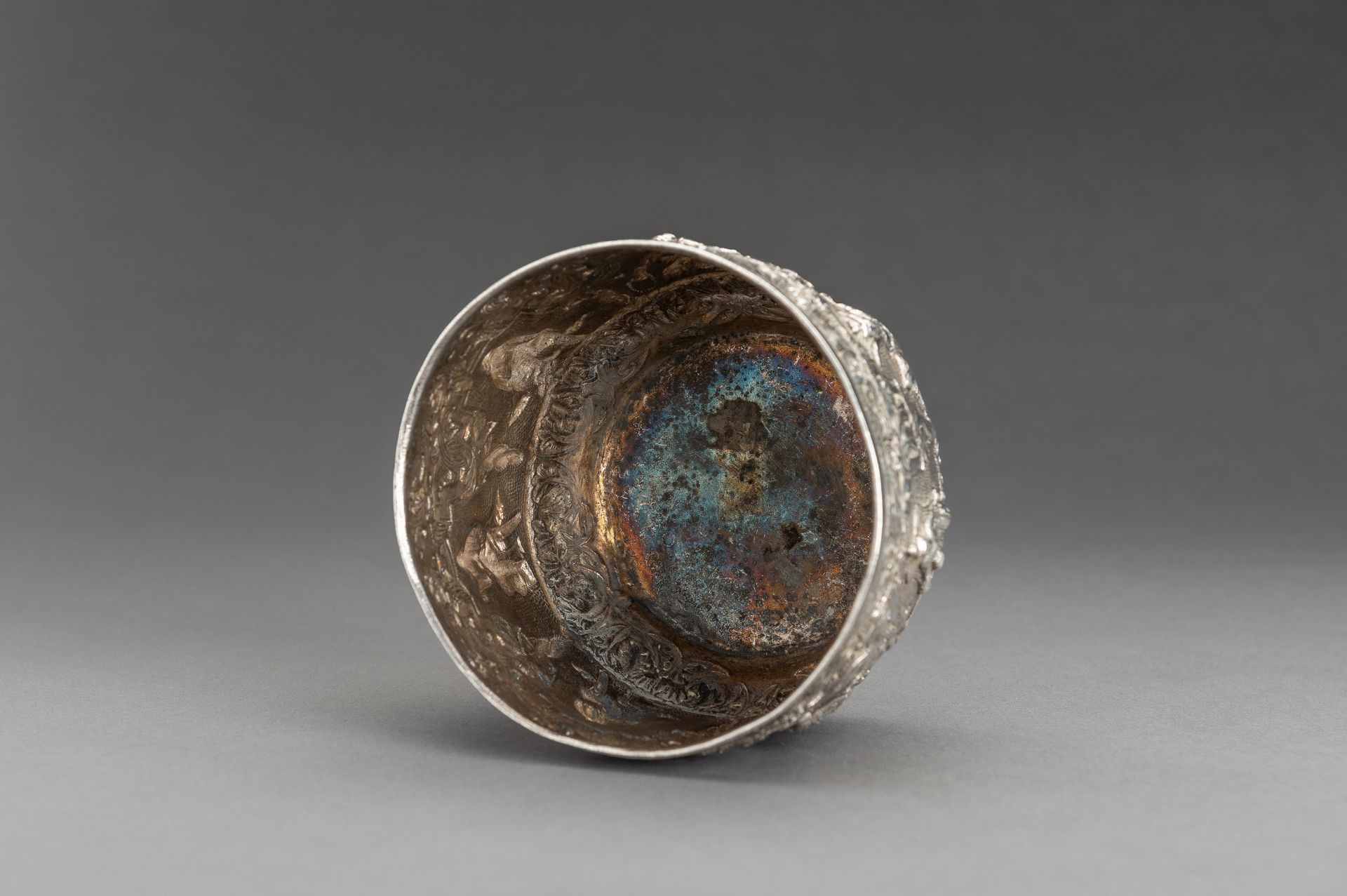 AN EMBOSSED SILVER BOWL WITH FIGURAL RELIEF - Image 12 of 12