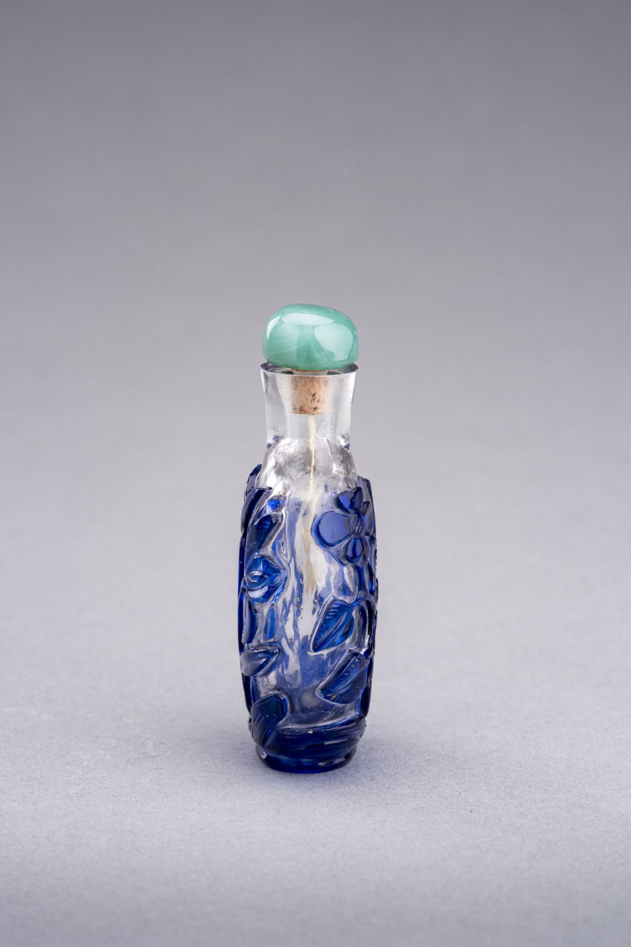 A SAPPHIRE-BLUE OVERLAY GLASS SNUFF BOTTLE, QING DYNASTY - Image 4 of 6