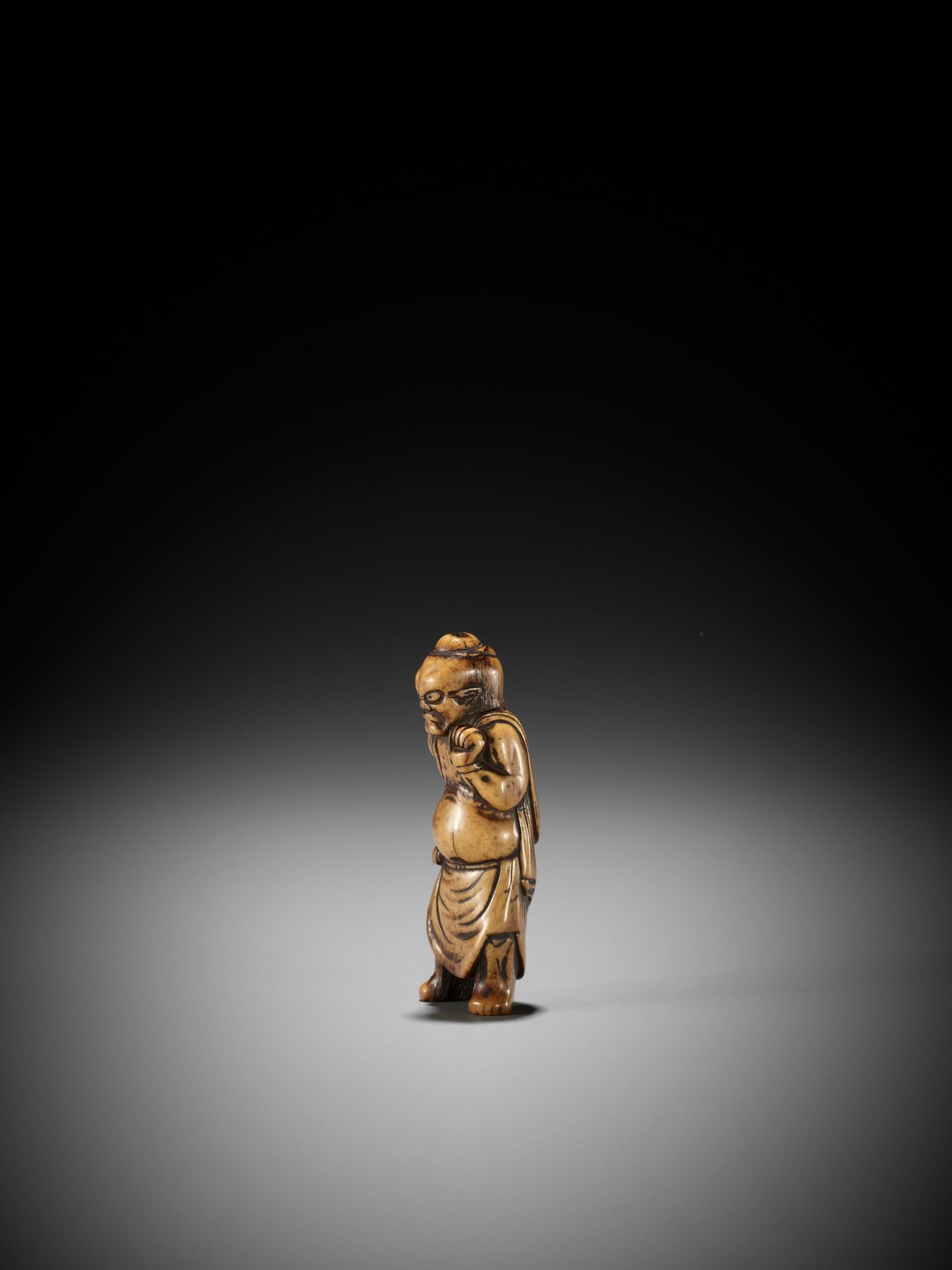 A RARE AND EARLY STAG ANTLER NETSUKE OF A NIO GUARDIAN - Image 3 of 10