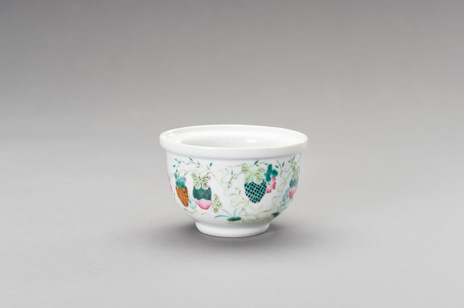 A FAMILLE VERTE 'GOLDFISH' CUP, 20TH CENTURY - Image 11 of 11