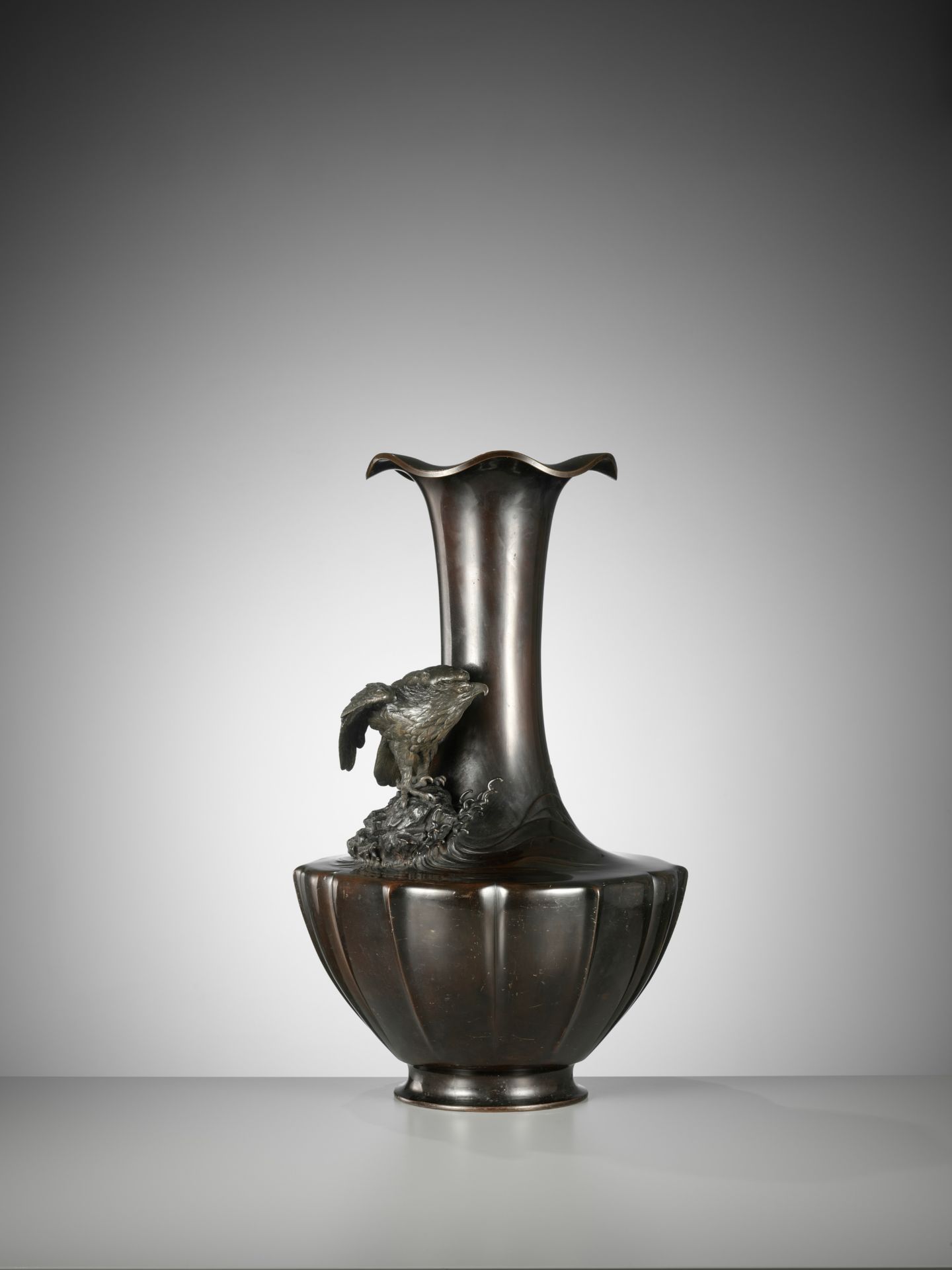 TAKAHASHI RYOUN: A MONUMENTAL BRONZE VASE WITH A SEA EAGLE - Image 2 of 15