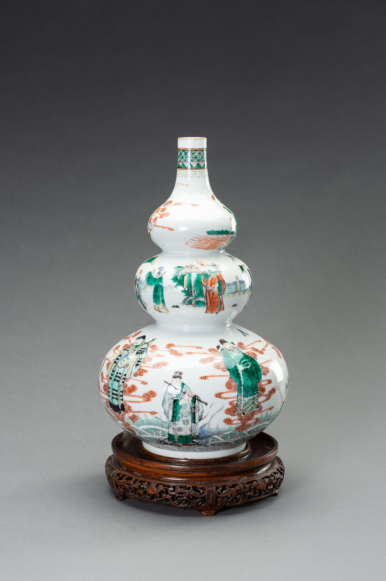 A LARGE FAMILLE VERTE TRIPLE-GOURD PORCELAIN VASE, QING - Bild 2 aus 12