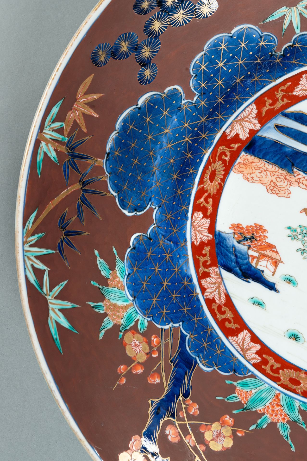 A LOT WITH A LARGE IMARI AND A KUTANI PORCELAIN DISH, MEIJI - Image 4 of 16