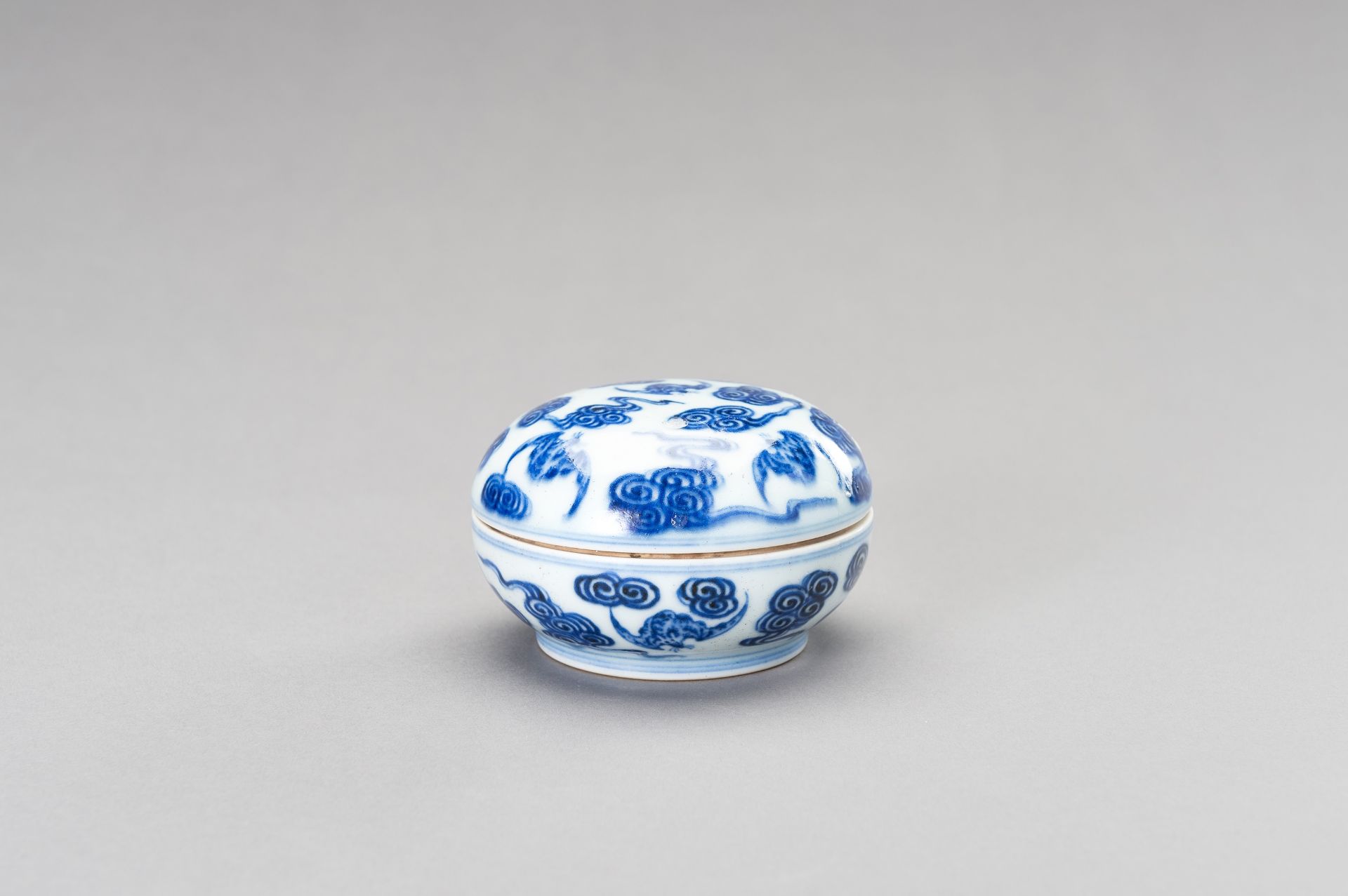 A SMALL BLUE AND WHITE PORCELAIN 'BATS' BOX AND COVER, LATE QING DYNASTY - Bild 12 aus 13