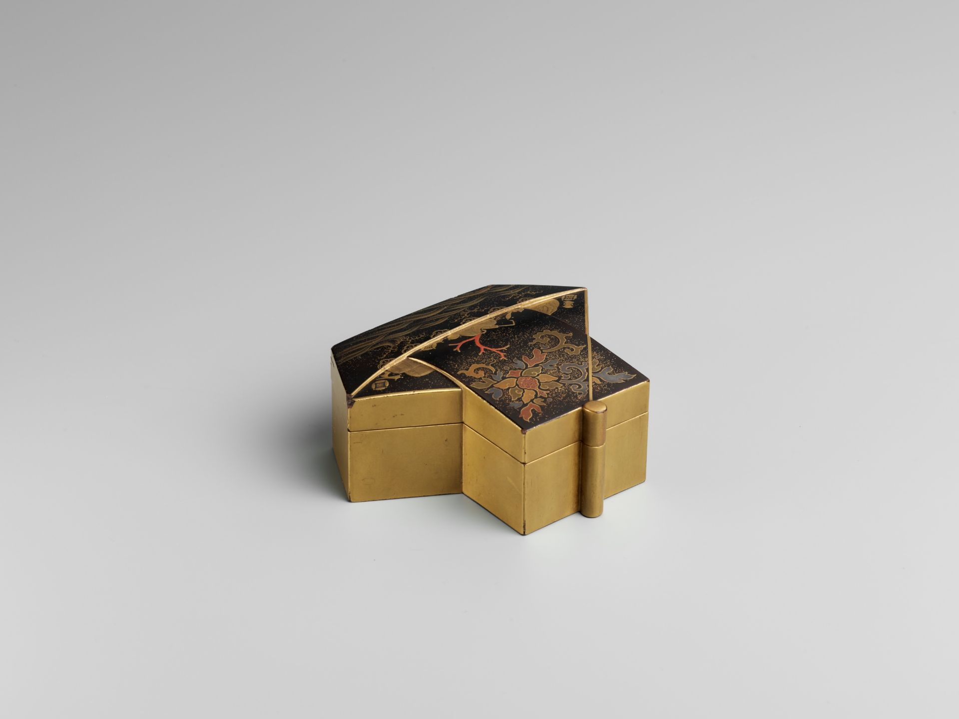 SATO: A RARE BLACK AND GOLD LACQUER KOBAKO AND COVER IN THE FORM OF THE TAKARABUNE (TREASURE SHIP) - Image 10 of 12
