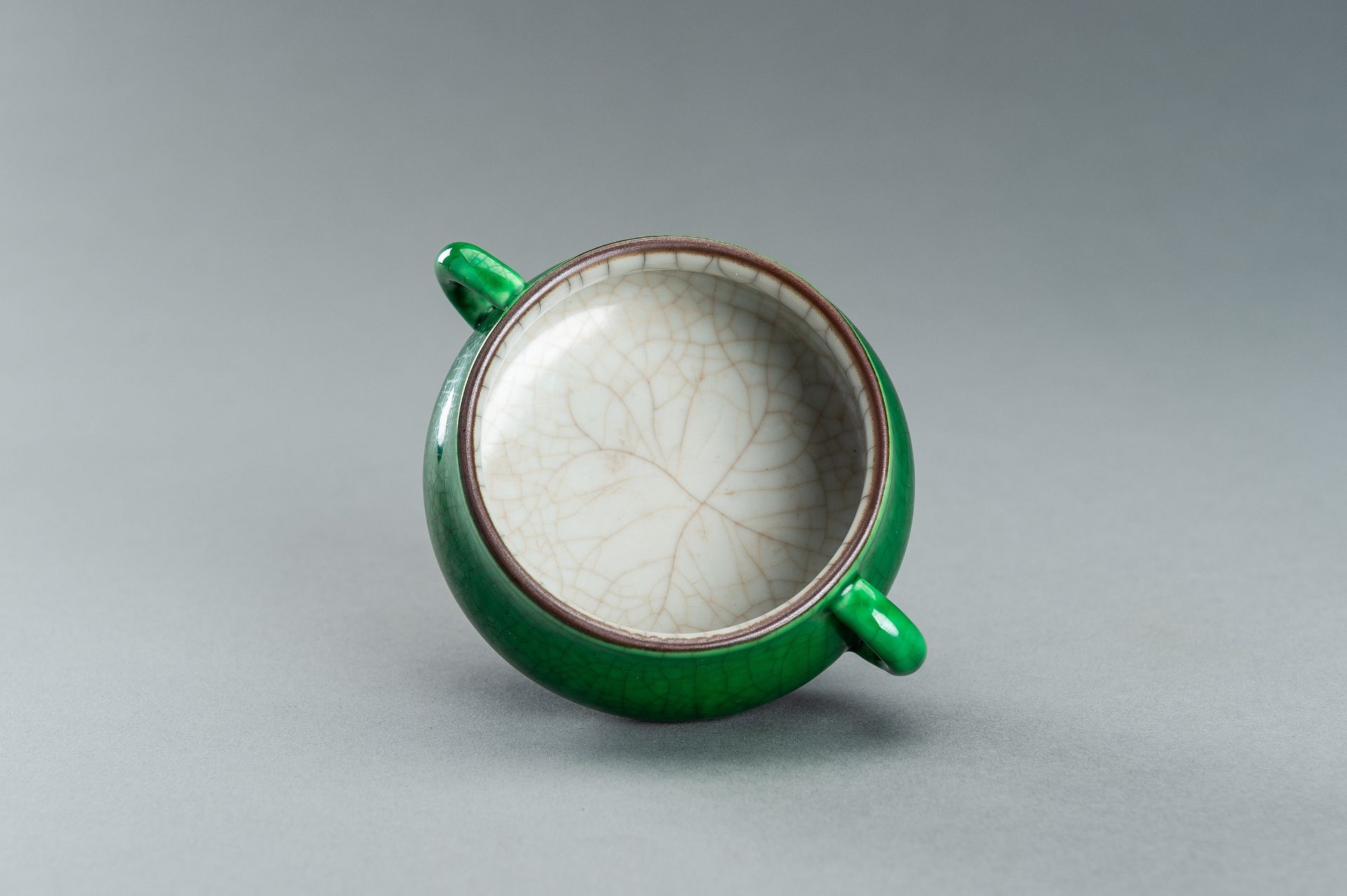 AN APPLE-GREEN GLAZED PORCELAIN CENSER, QING DYNASTY - Bild 10 aus 12