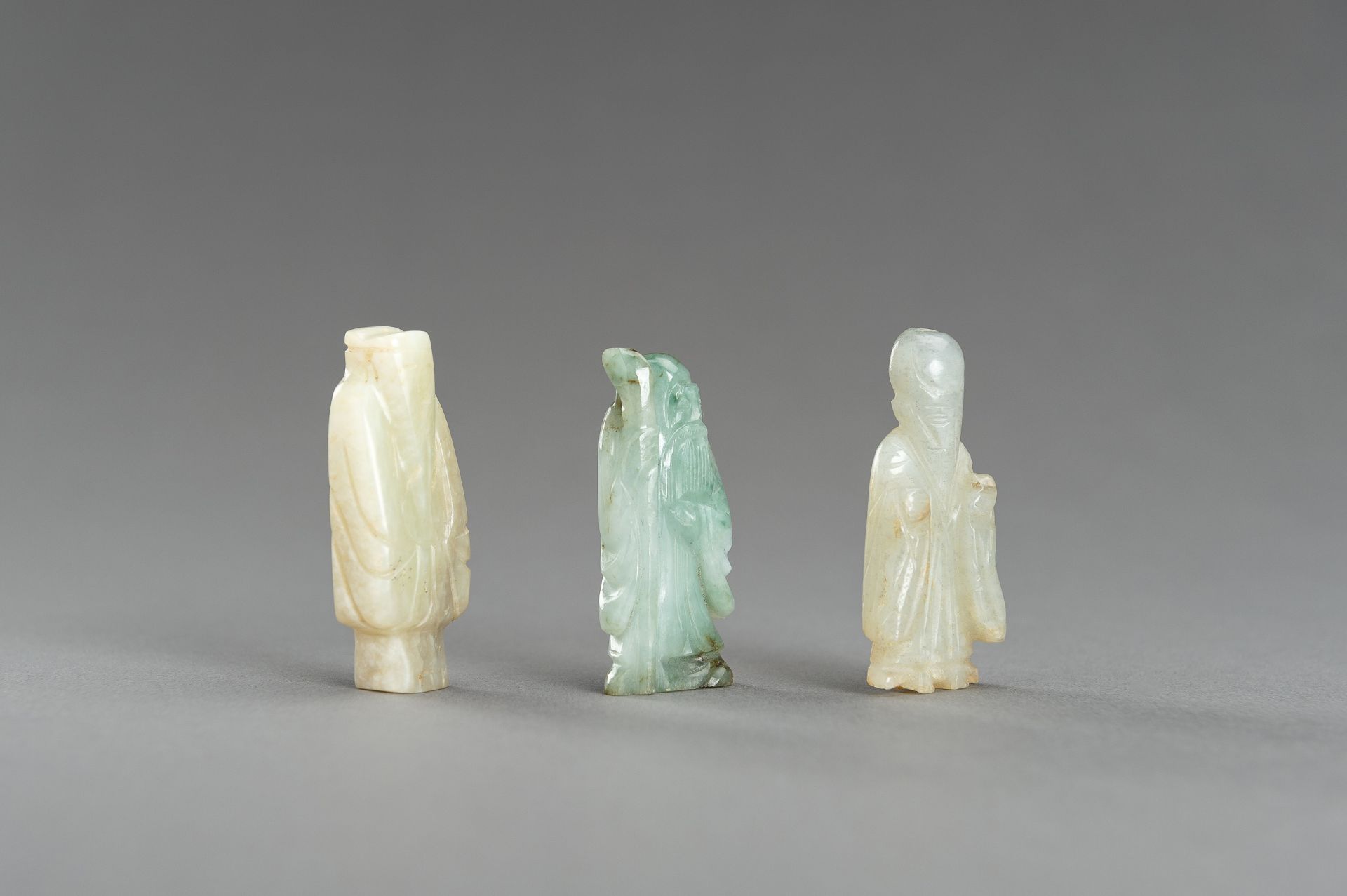 A LOT WITH THREE JADE & HARDSTONE FIGURAL PENDANTS - Image 5 of 9