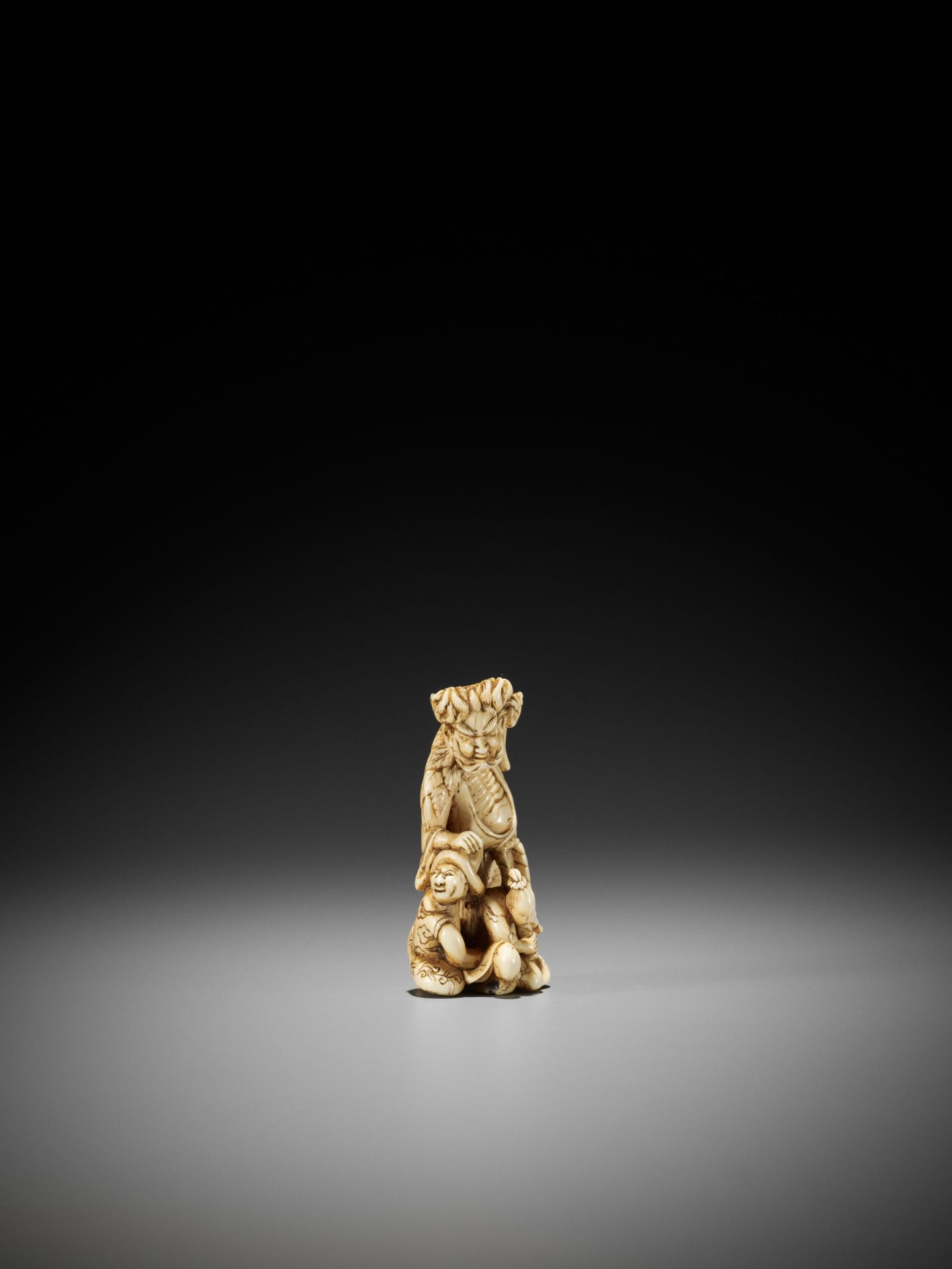 A RARE AND UNUSUAL IVORY NETSUKE OF A SENNIN AND TWO ATTENDANTS - Image 8 of 11