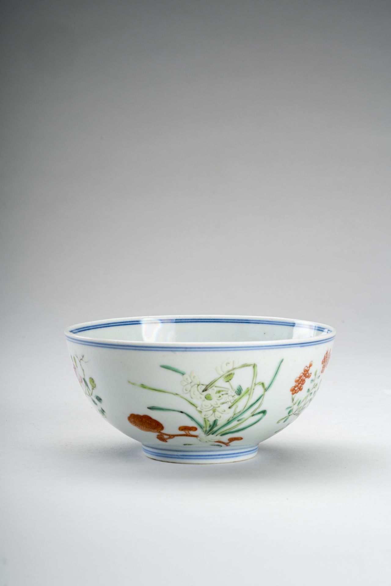 A FLORAL PORCELAIN BOWL - Bild 9 aus 10