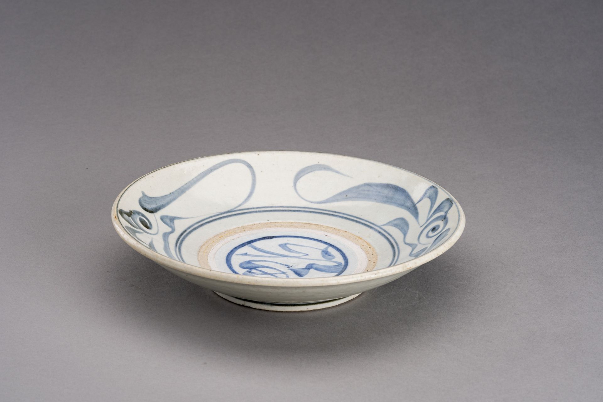 A BLUE AND WHITE PORCELAIN DISH, EARLY QING DYNASTY - Image 4 of 7