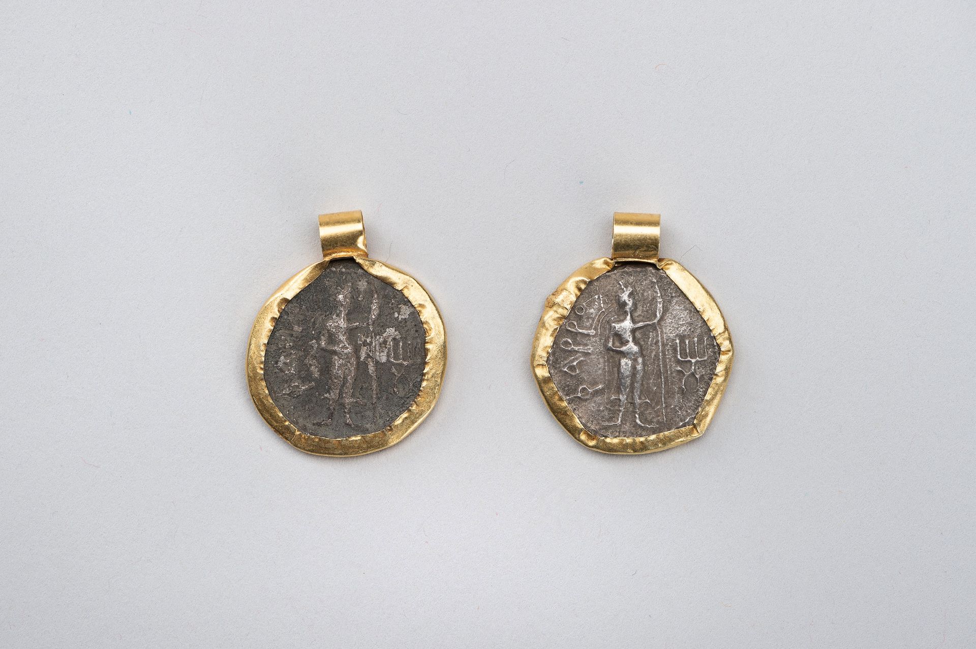 A PAIR OF 'KANISHKA SILVER COIN' PENDANTS - Bild 3 aus 9