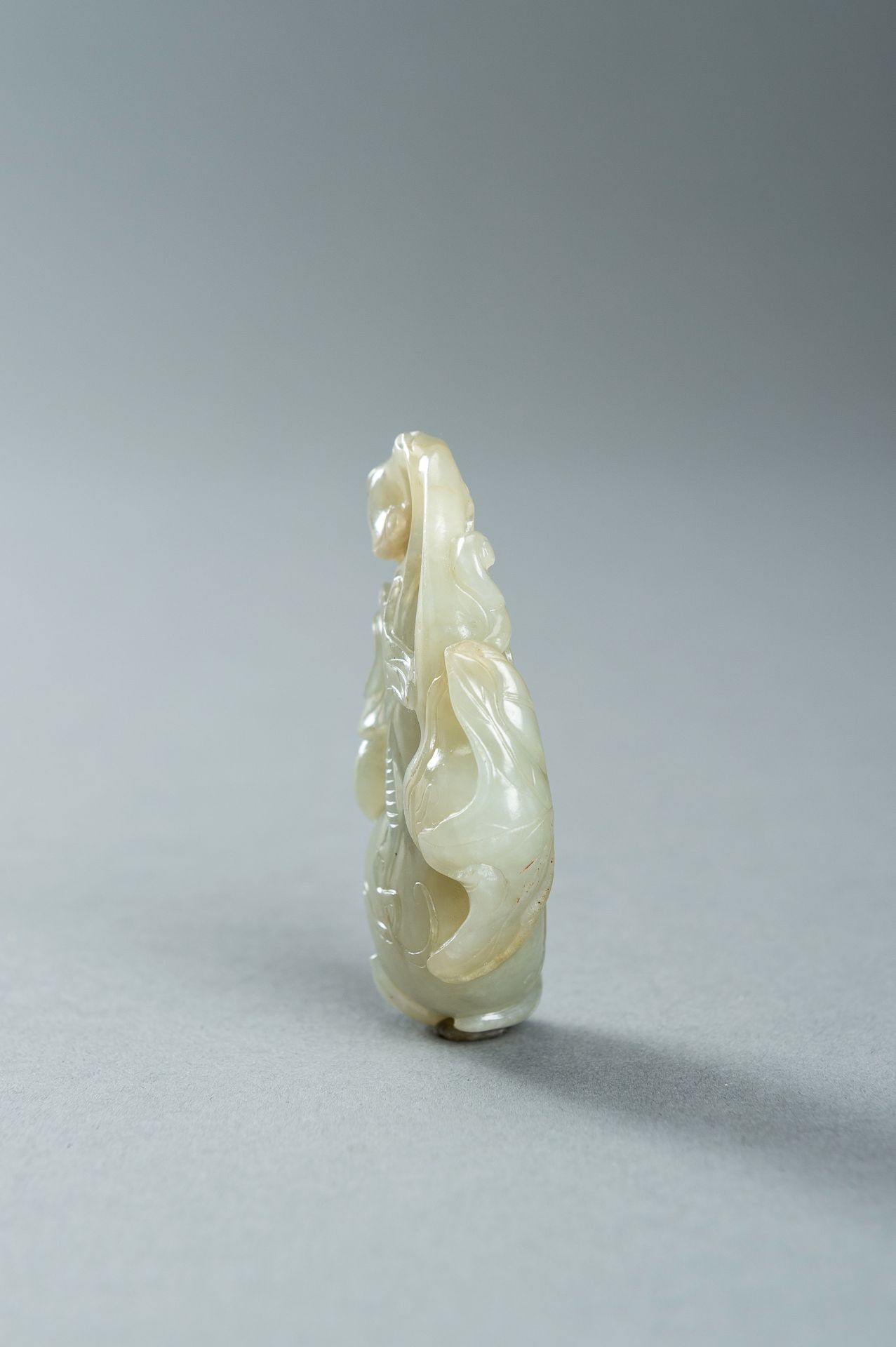 A PALE CELADON JADE PENDANT DEPICTING DOUBLE GOURDS - Bild 7 aus 12