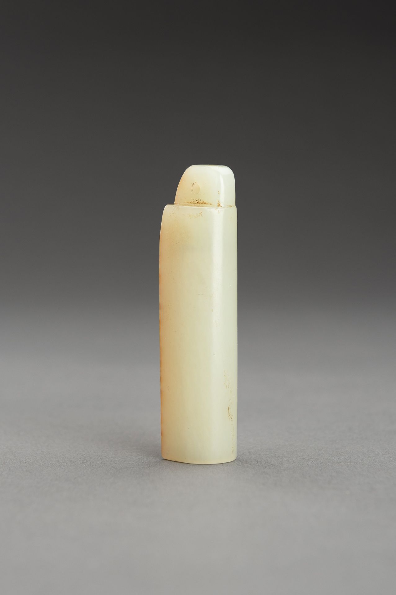 A PALE CELADON AND RUSSET JADE PLUME HOLDER - Image 3 of 9